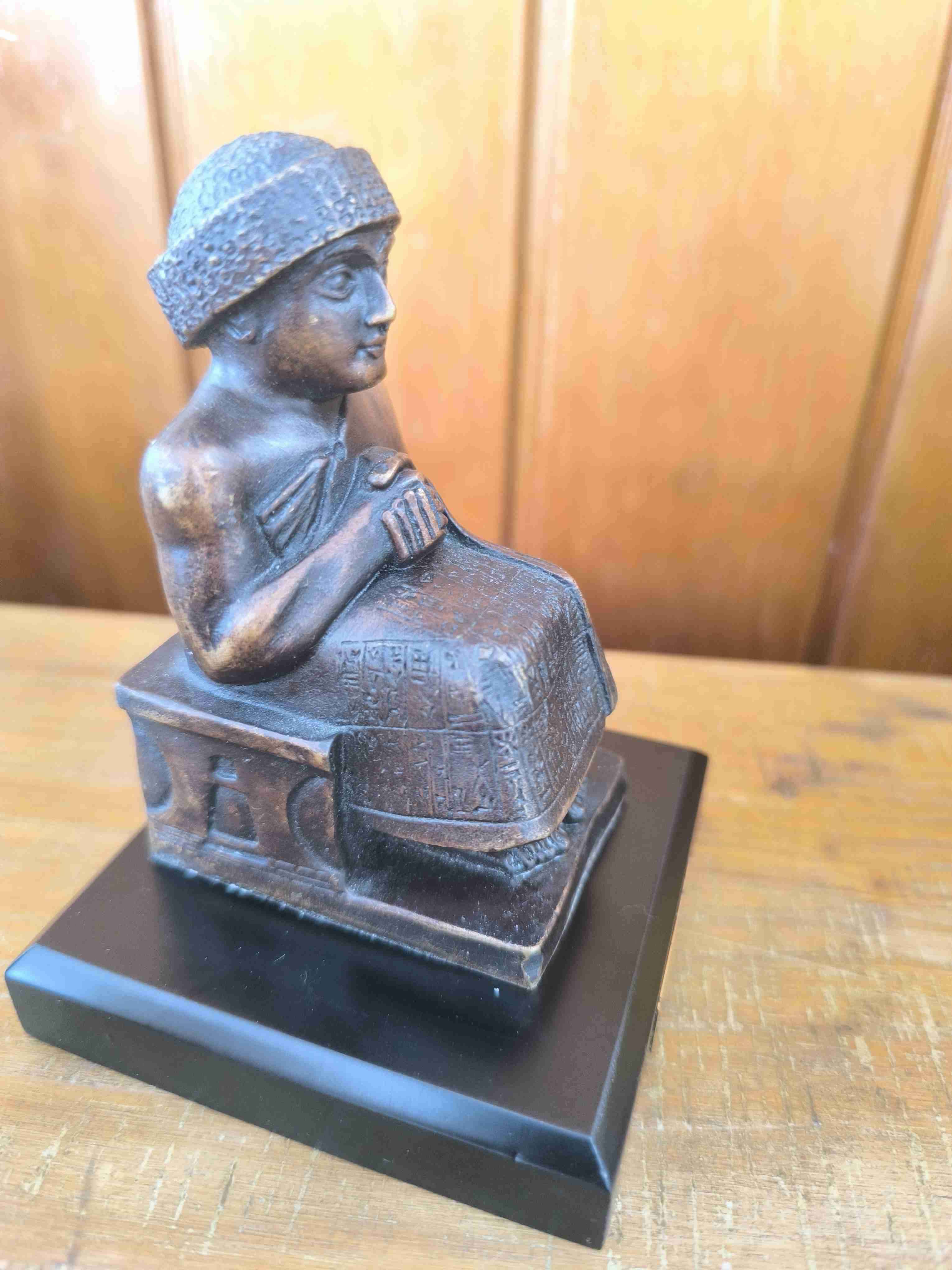 Figura de Gudea en bronce - miniatura 2