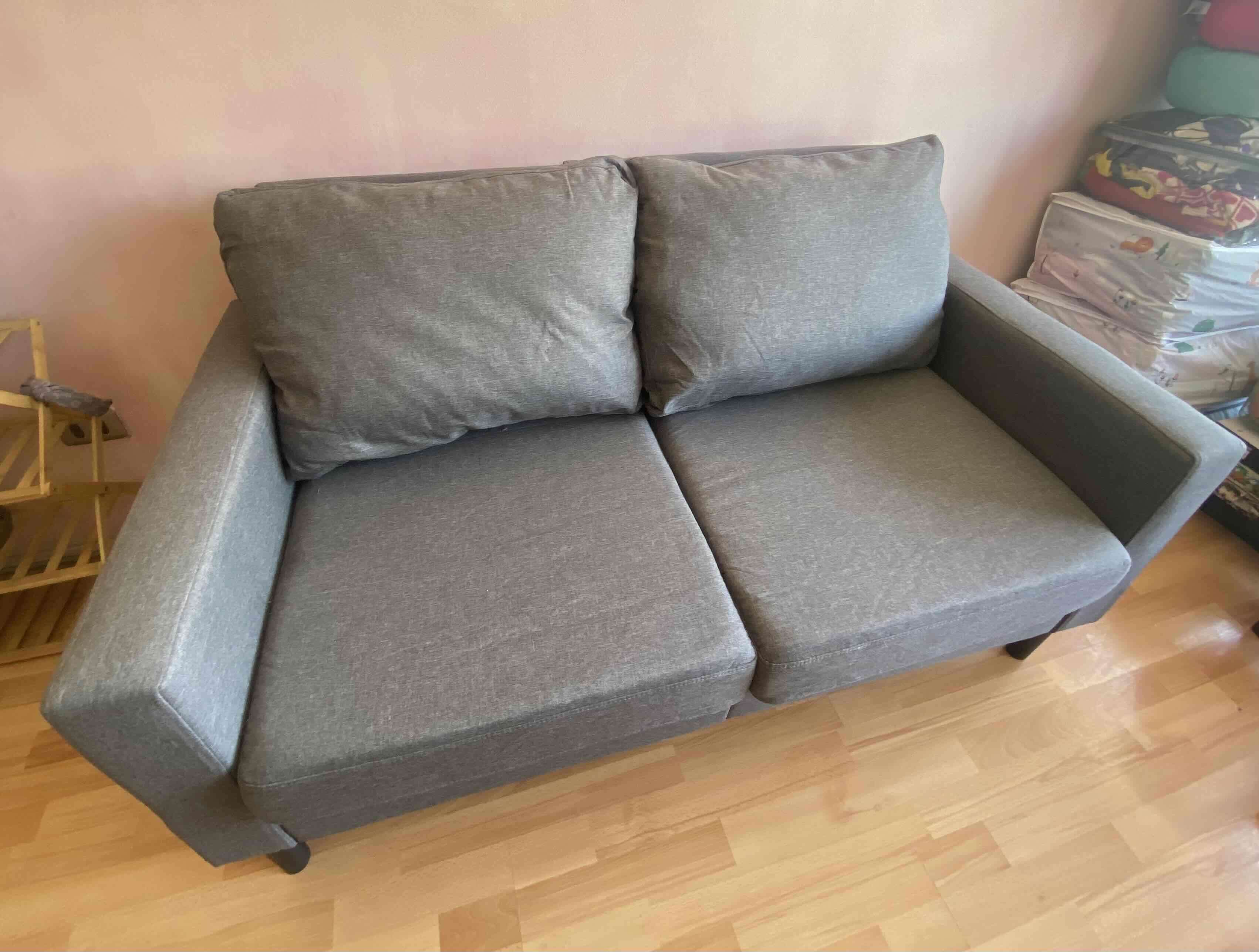 Sofá gris cómodo - miniatura 4