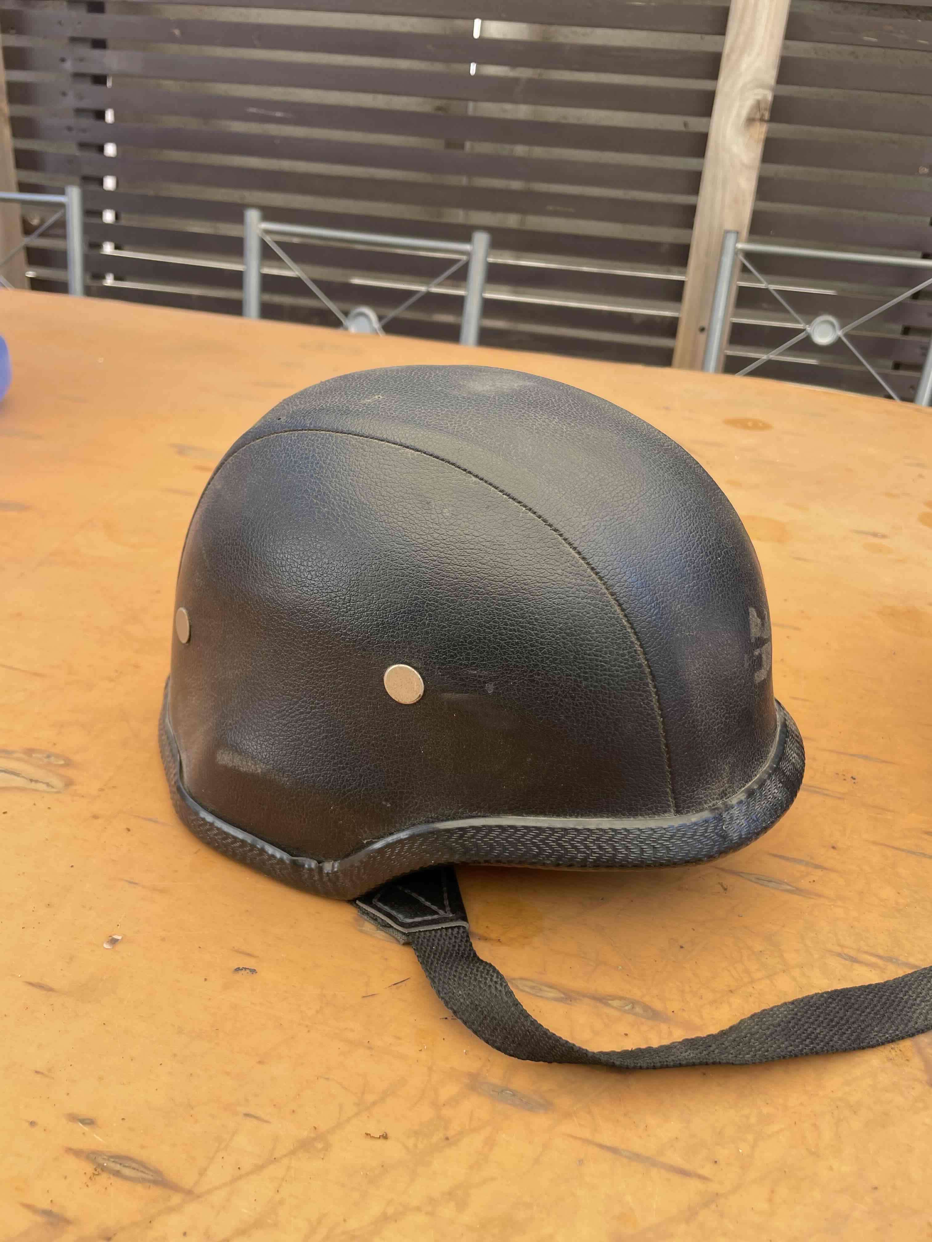 Casco de cuero negro vintage