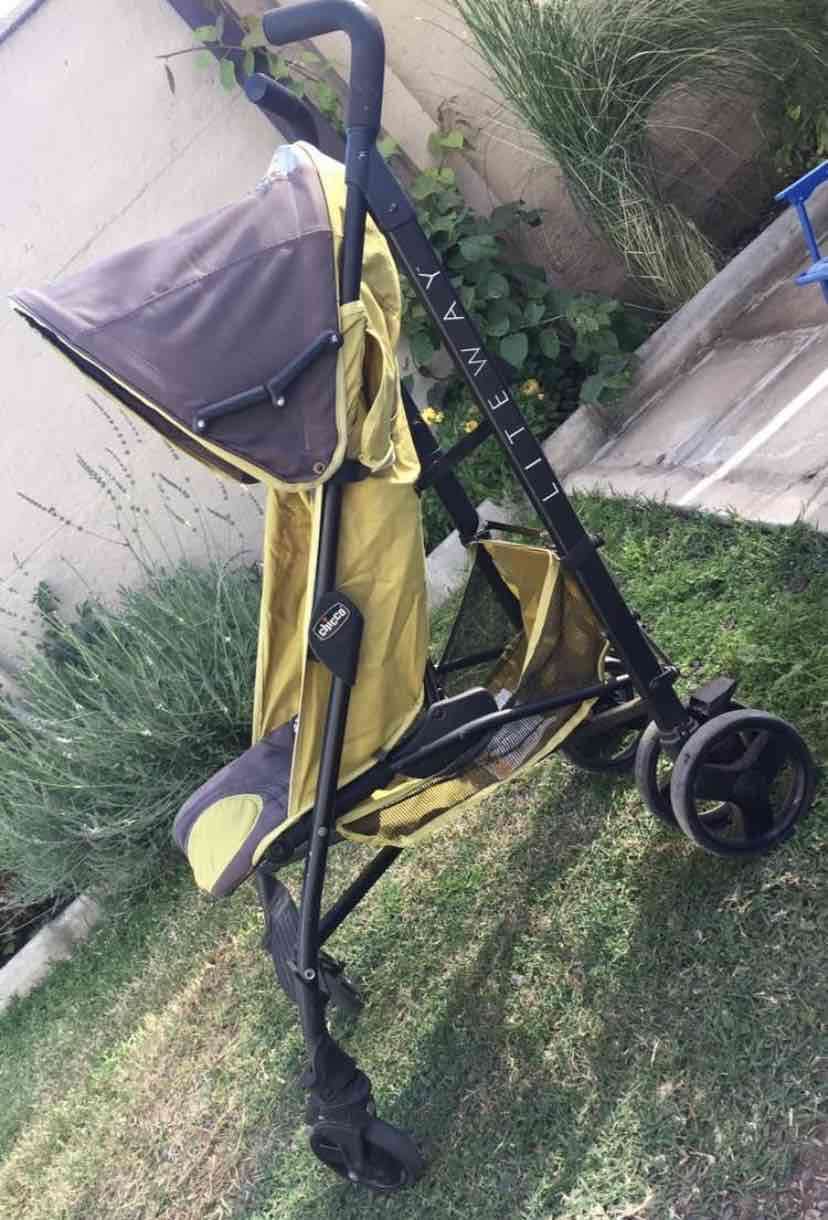 Coche de bebé plegable marca CHICCO