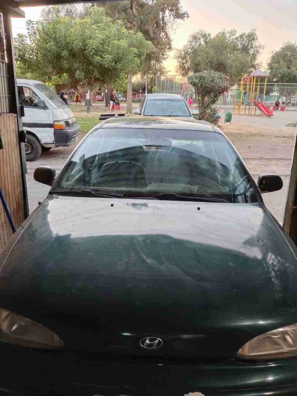 Auto Hyundai accent verde en buen estado