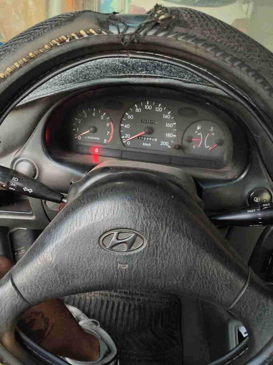 Auto Hyundai accent verde en buen estado - miniatura 2