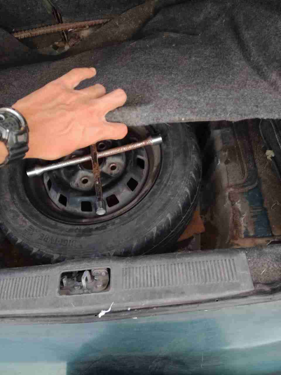 Auto Hyundai accent verde en buen estado - miniatura 3