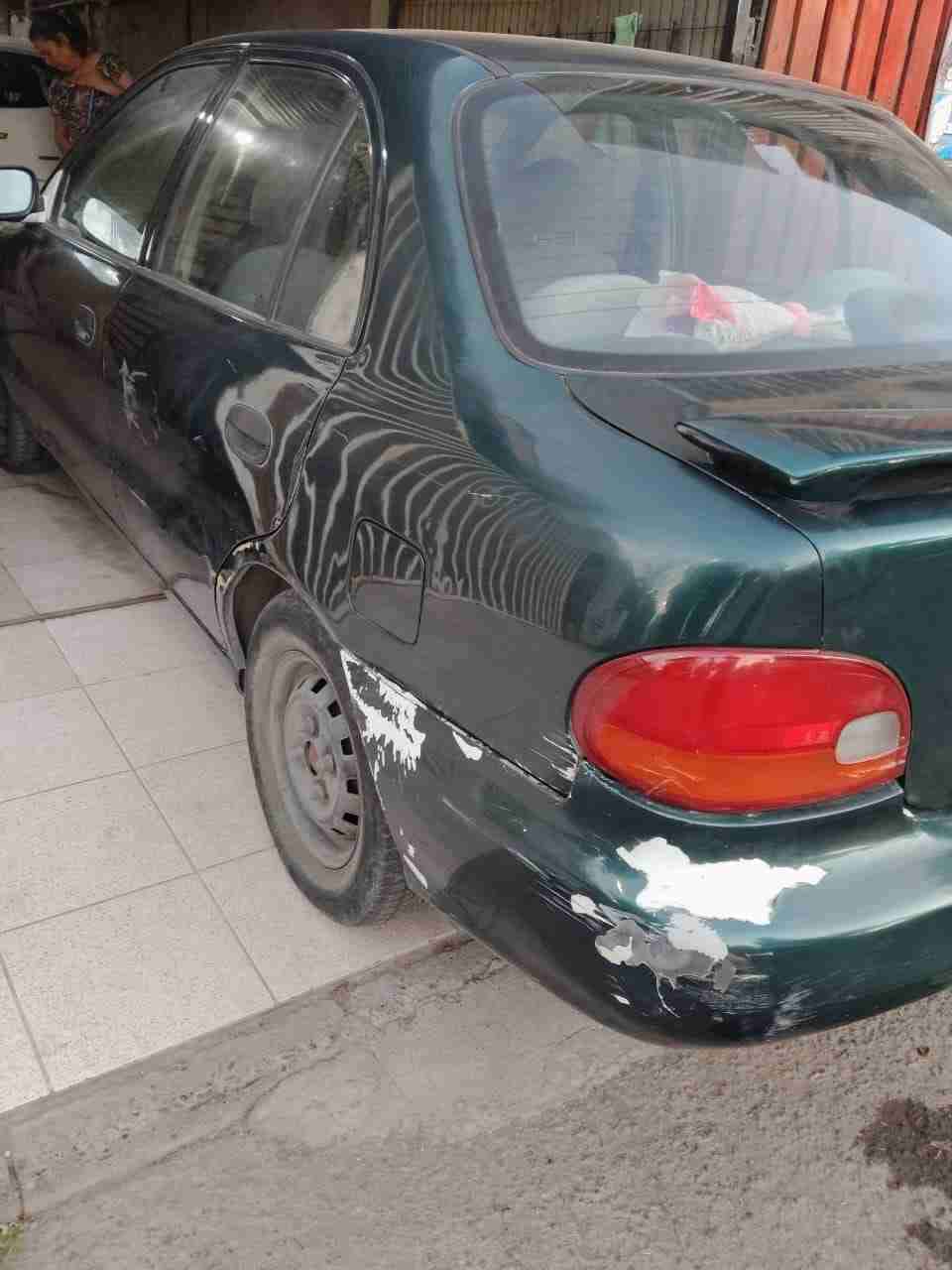 Auto Hyundai accent verde en buen estado - miniatura 4