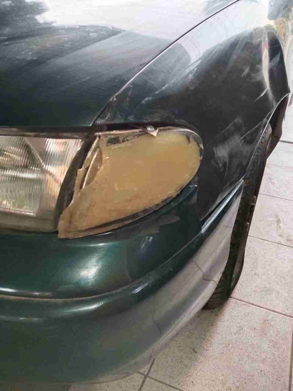 Auto Hyundai accent verde en buen estado - miniatura 5