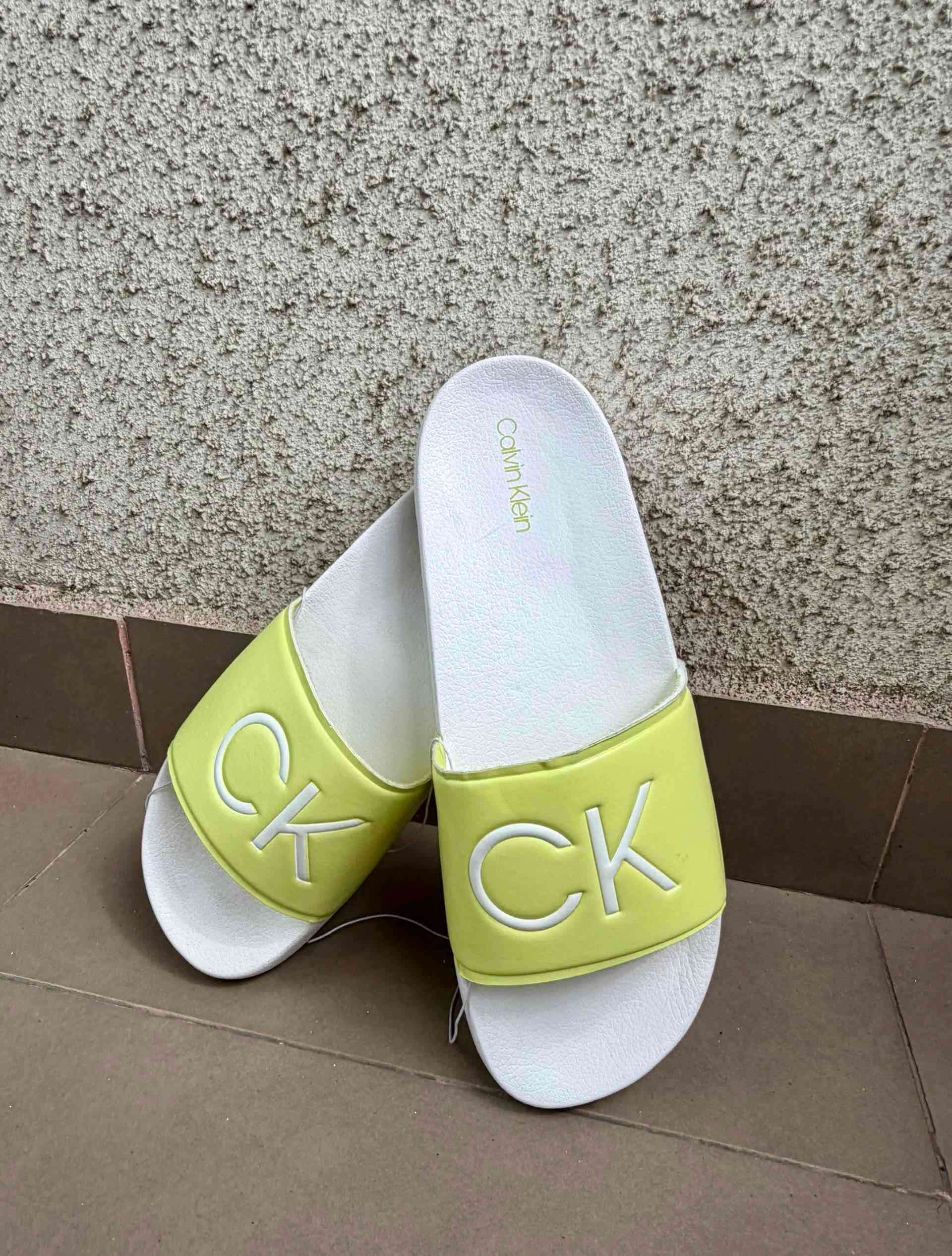 Nuevas: Sandalias/chalas CK amarillas