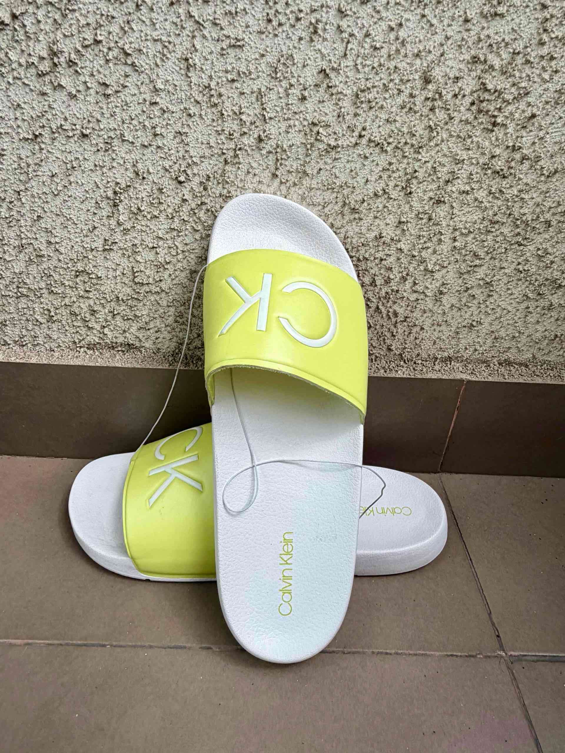 Nuevas: Sandalias/chalas CK amarillas - miniatura 2