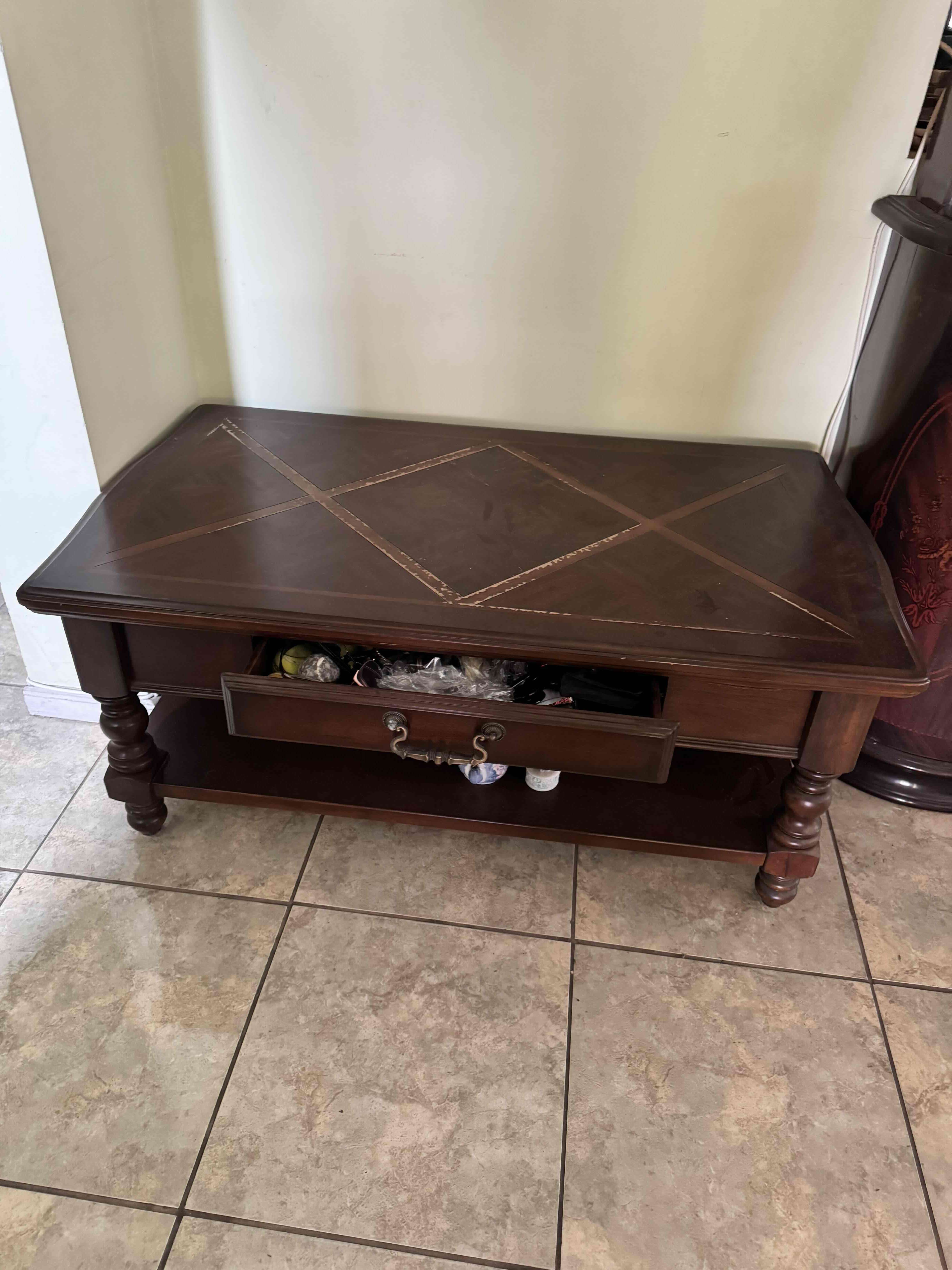 Mesa de centro de madera clásica Ashley - miniatura 3