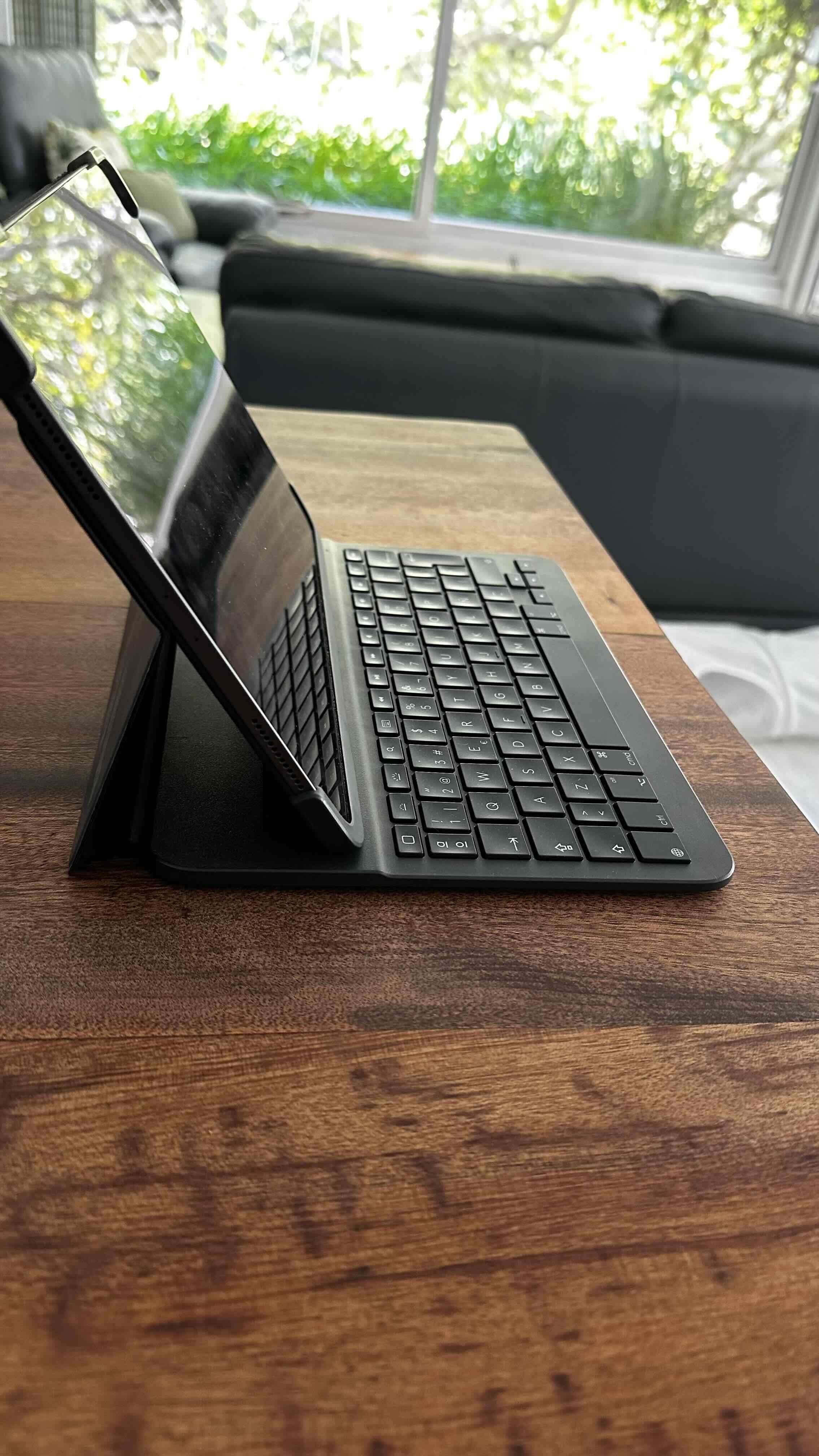 iPad Pro 11” 2018 + Apple Pencil + Teclado Logitec - miniatura 2