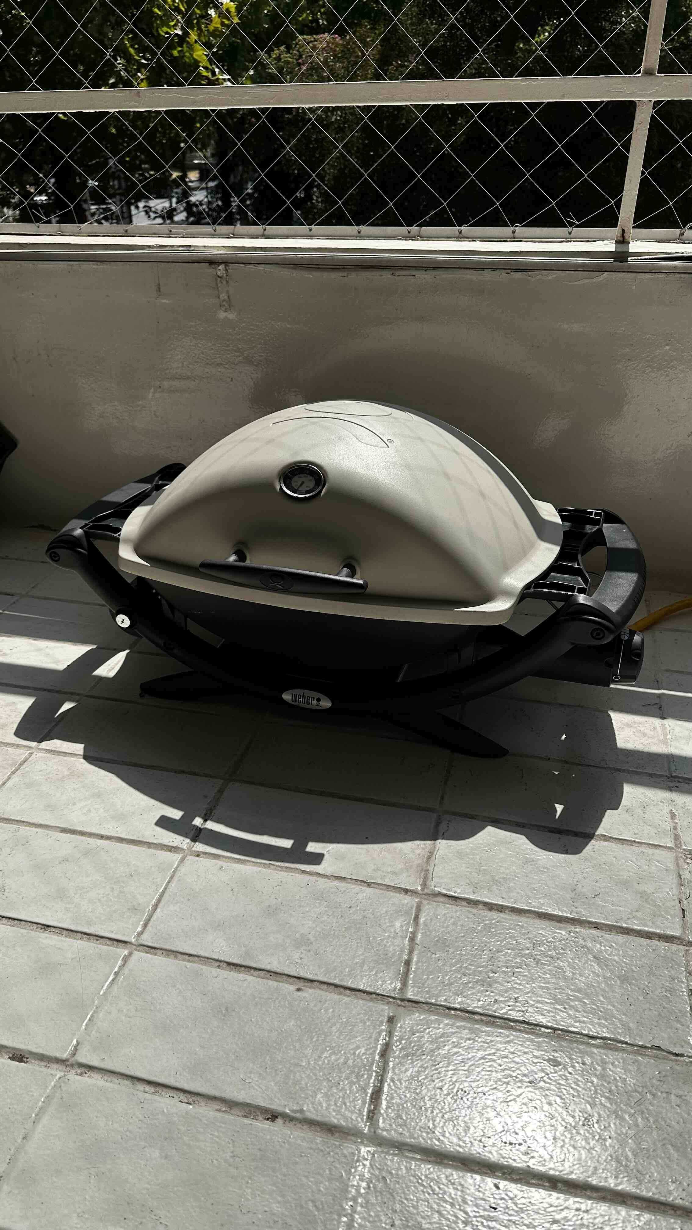 Parrilla Weber Q 2200 + Carrito + Funda + Balón - miniatura 2