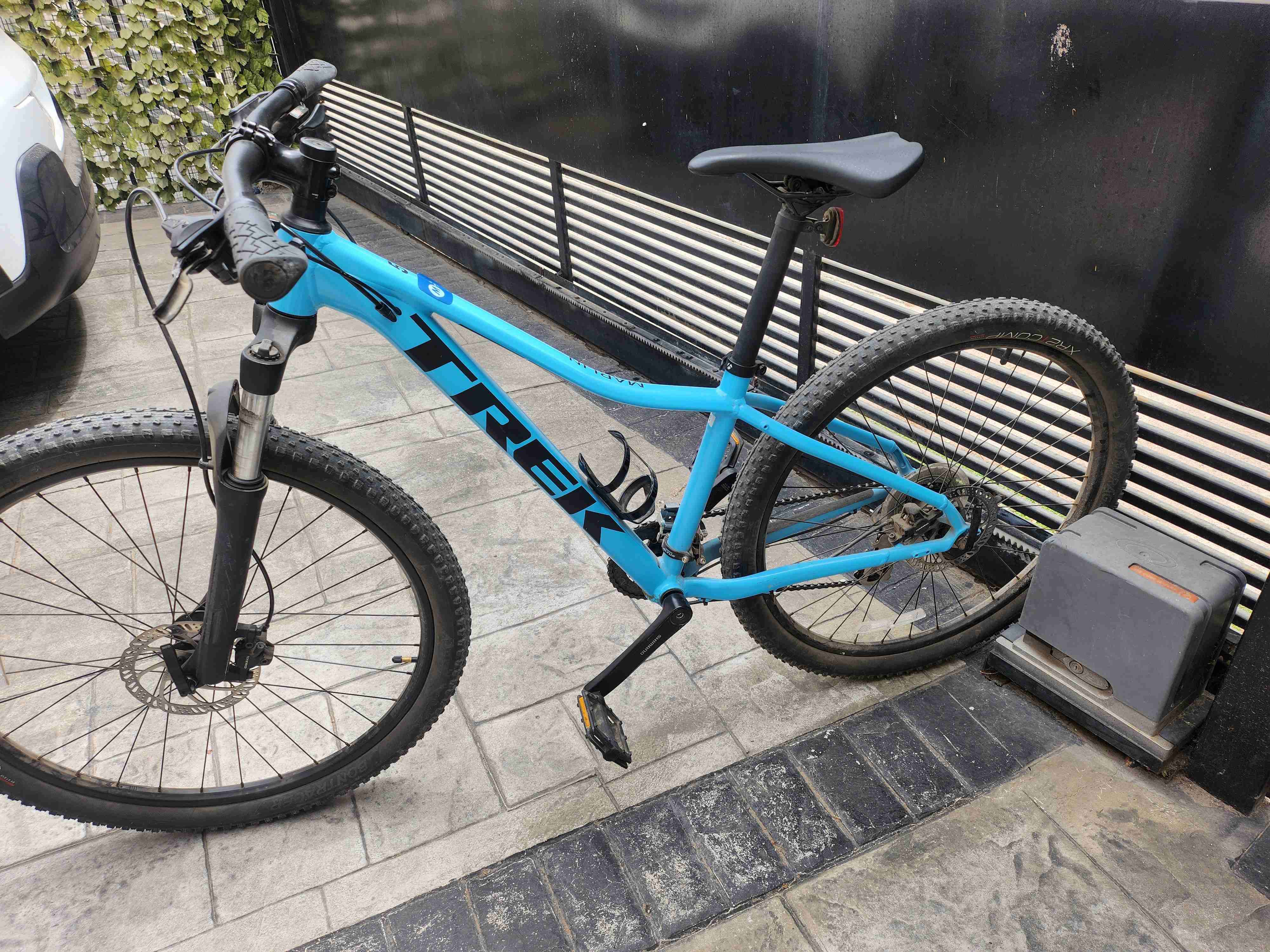 Bicicleta de montaña azul - miniatura 2