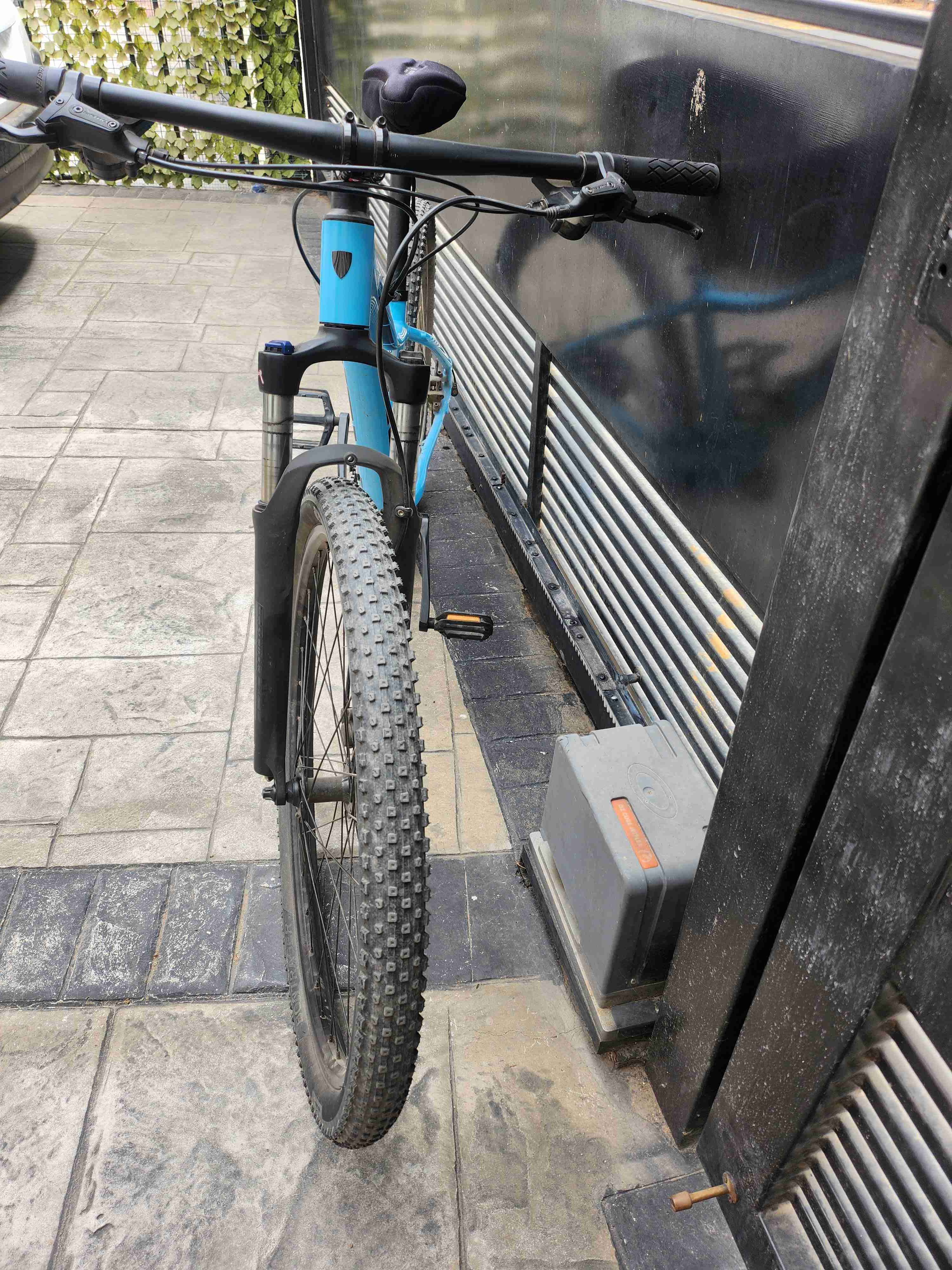 Bicicleta de montaña azul - miniatura 3