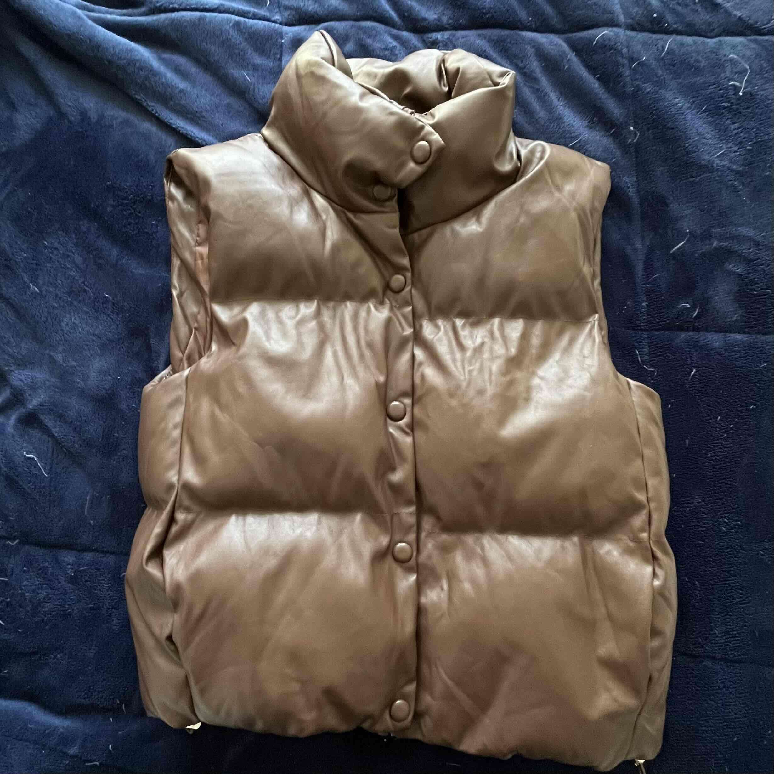 Chaleco acolchado marrón sin mangas