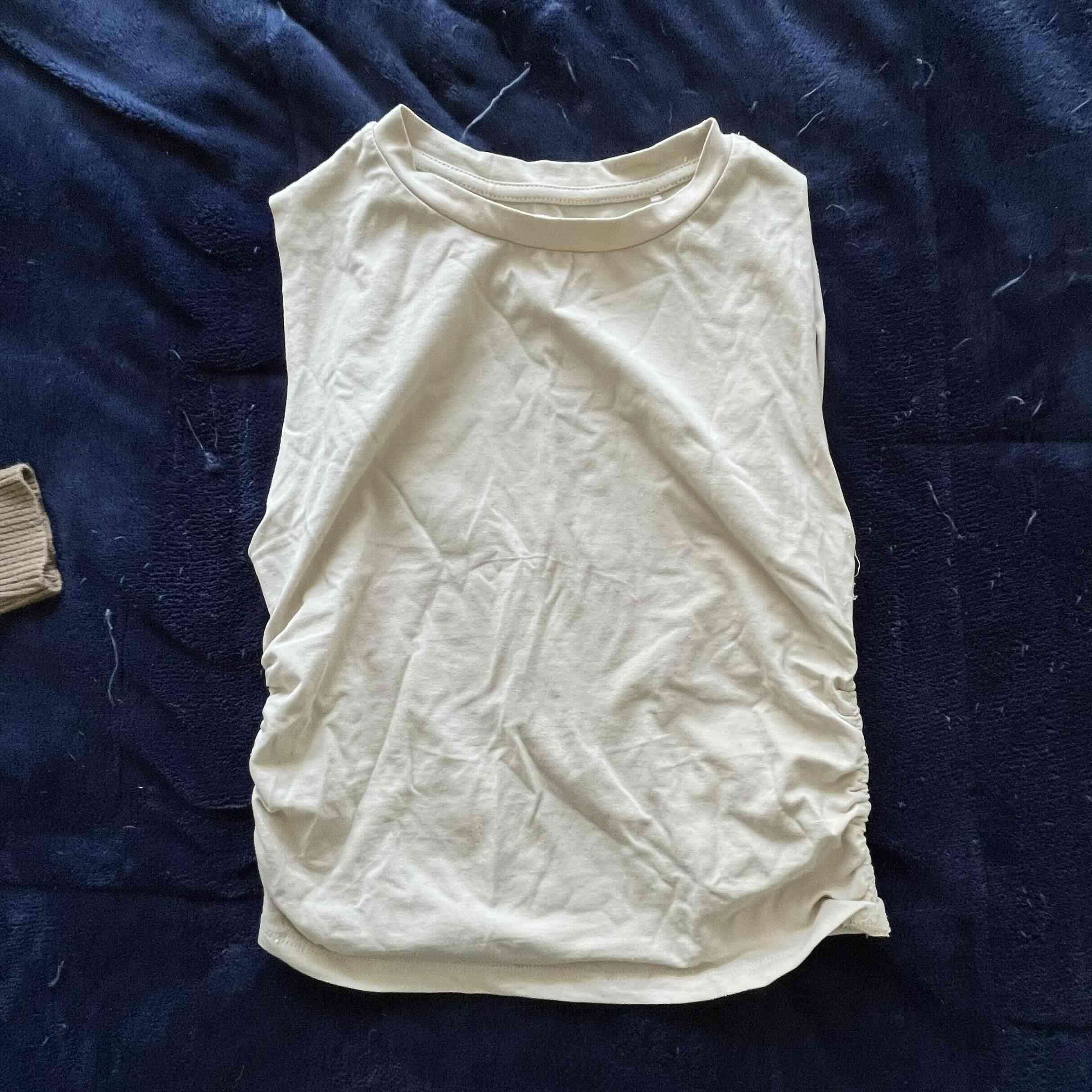 Polera sin mangas beige