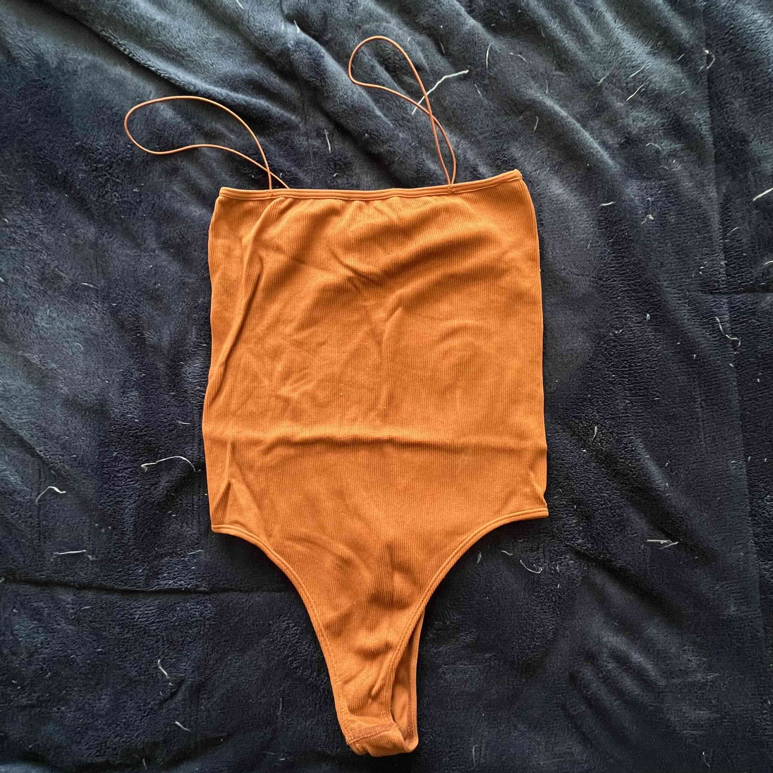 Body naranja sin mangas