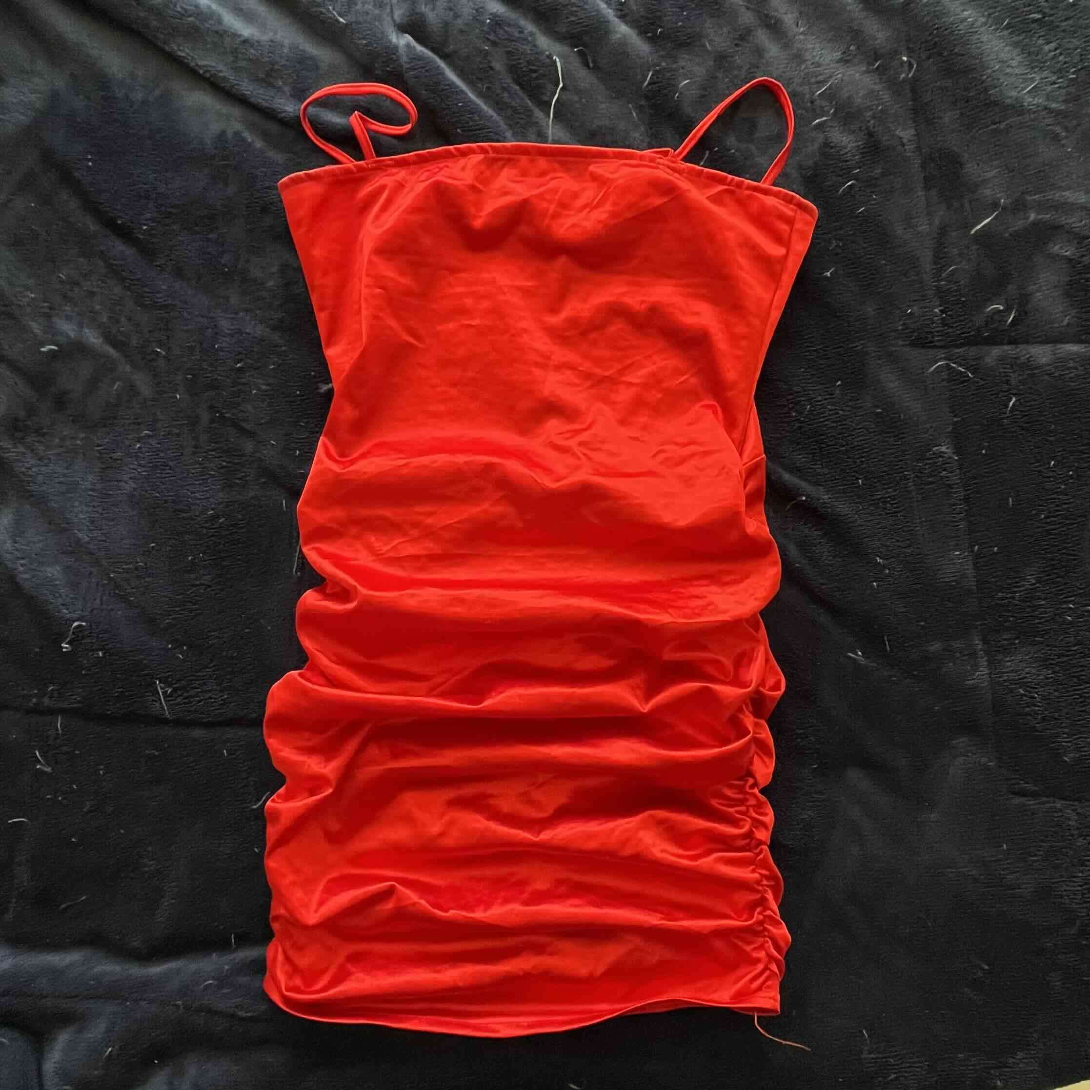 Vestido rojo ajustado de tirantes