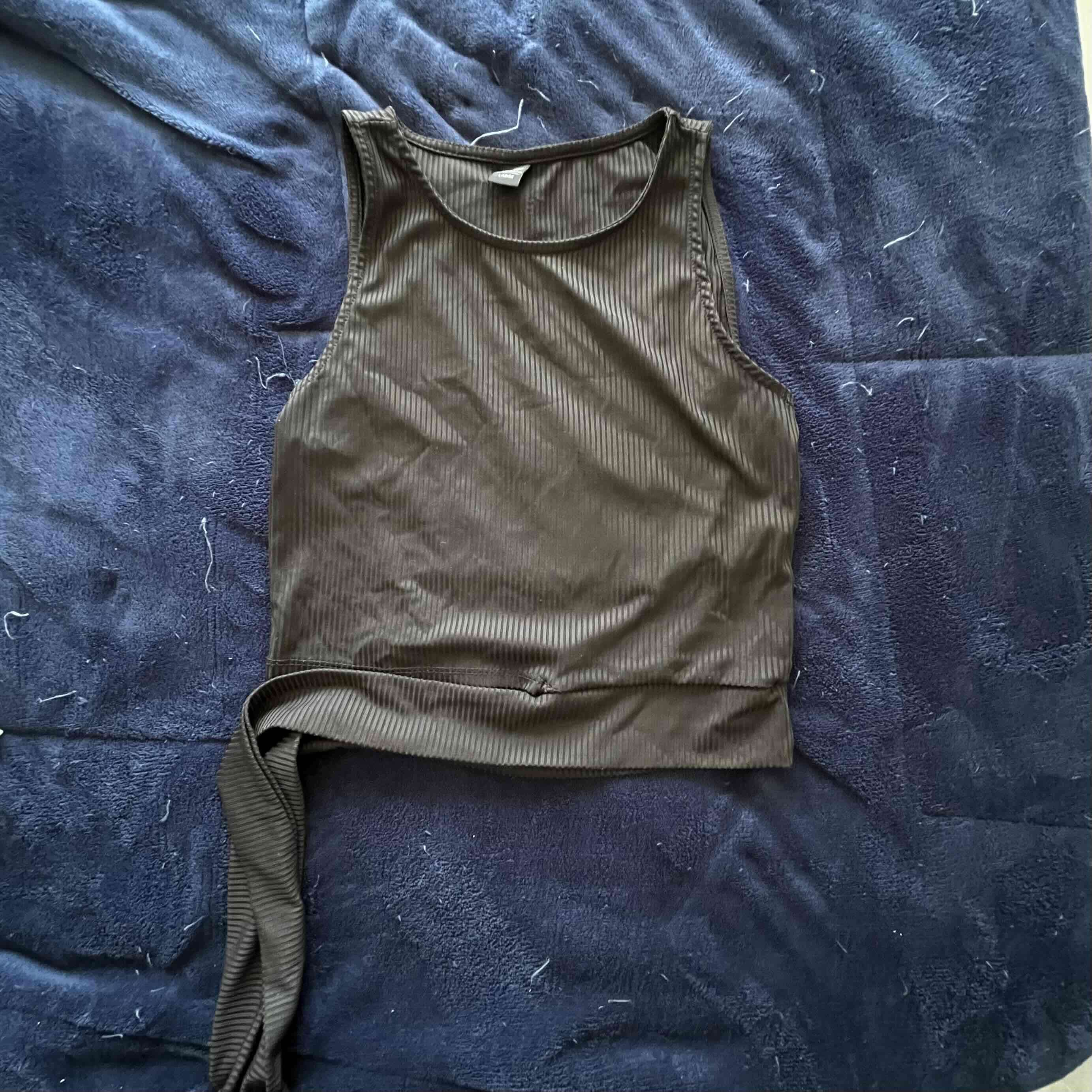 Top sin mangas color negro