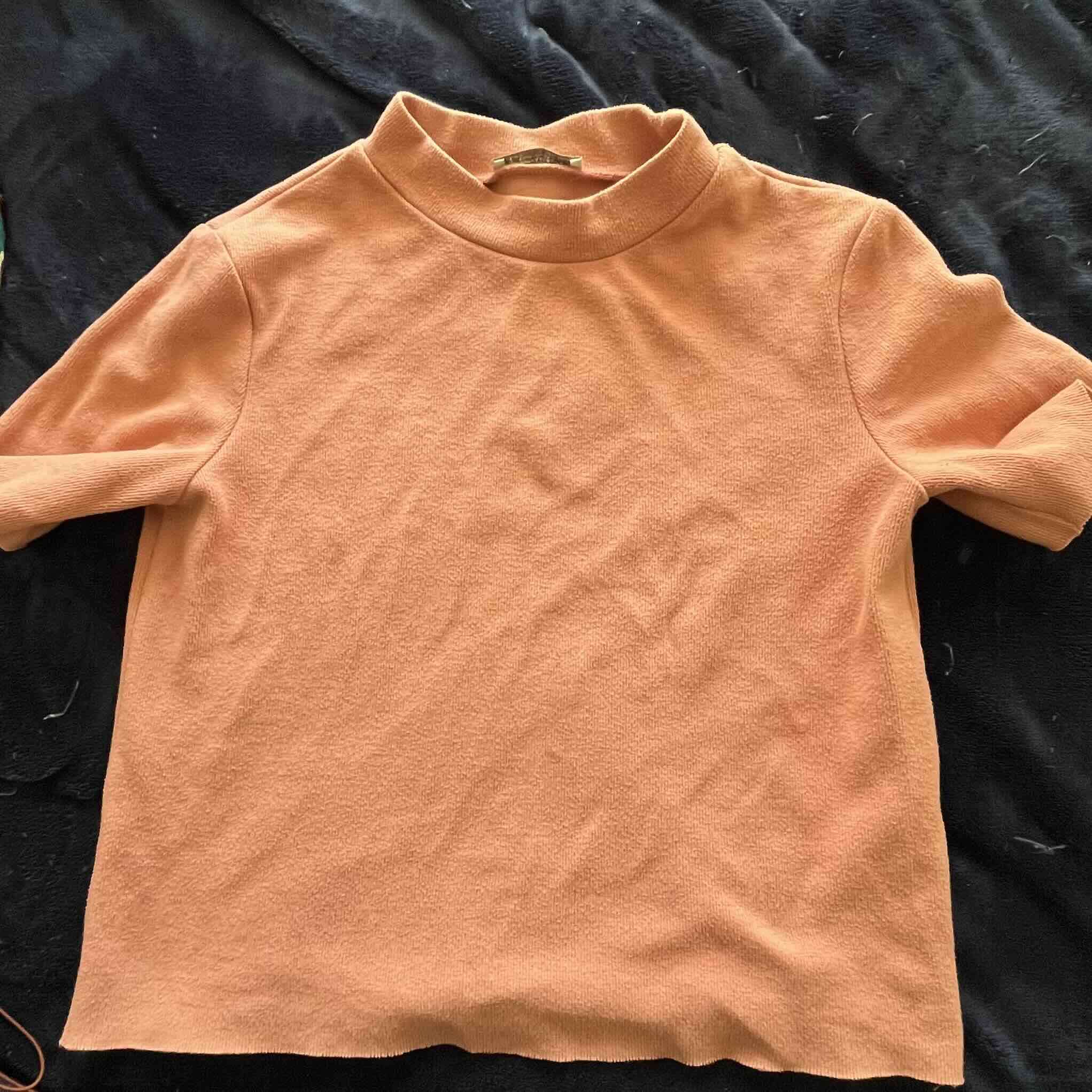 Polera cuello alto color rosa