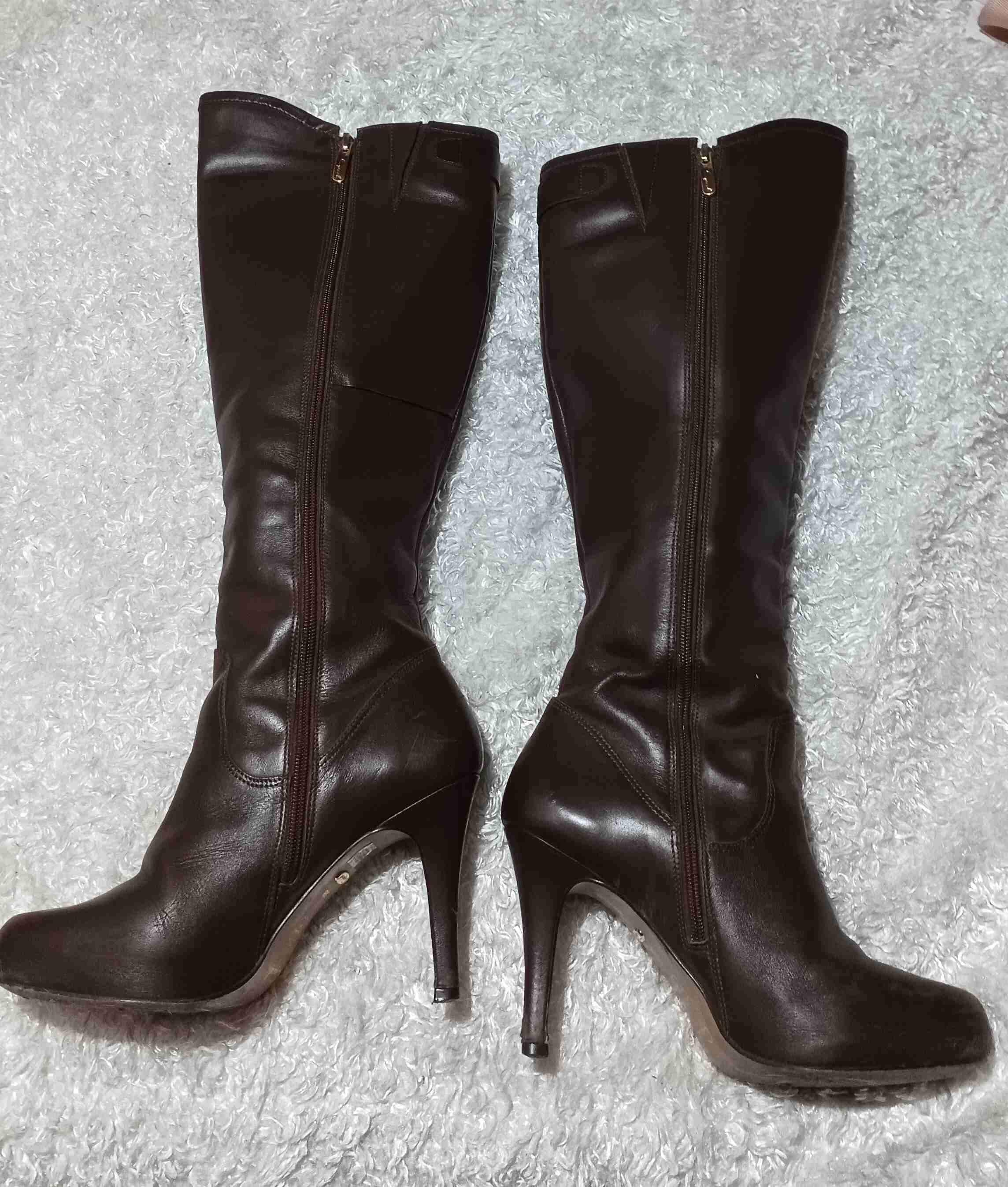 Botas de cuero cafe con tacón - miniatura 2