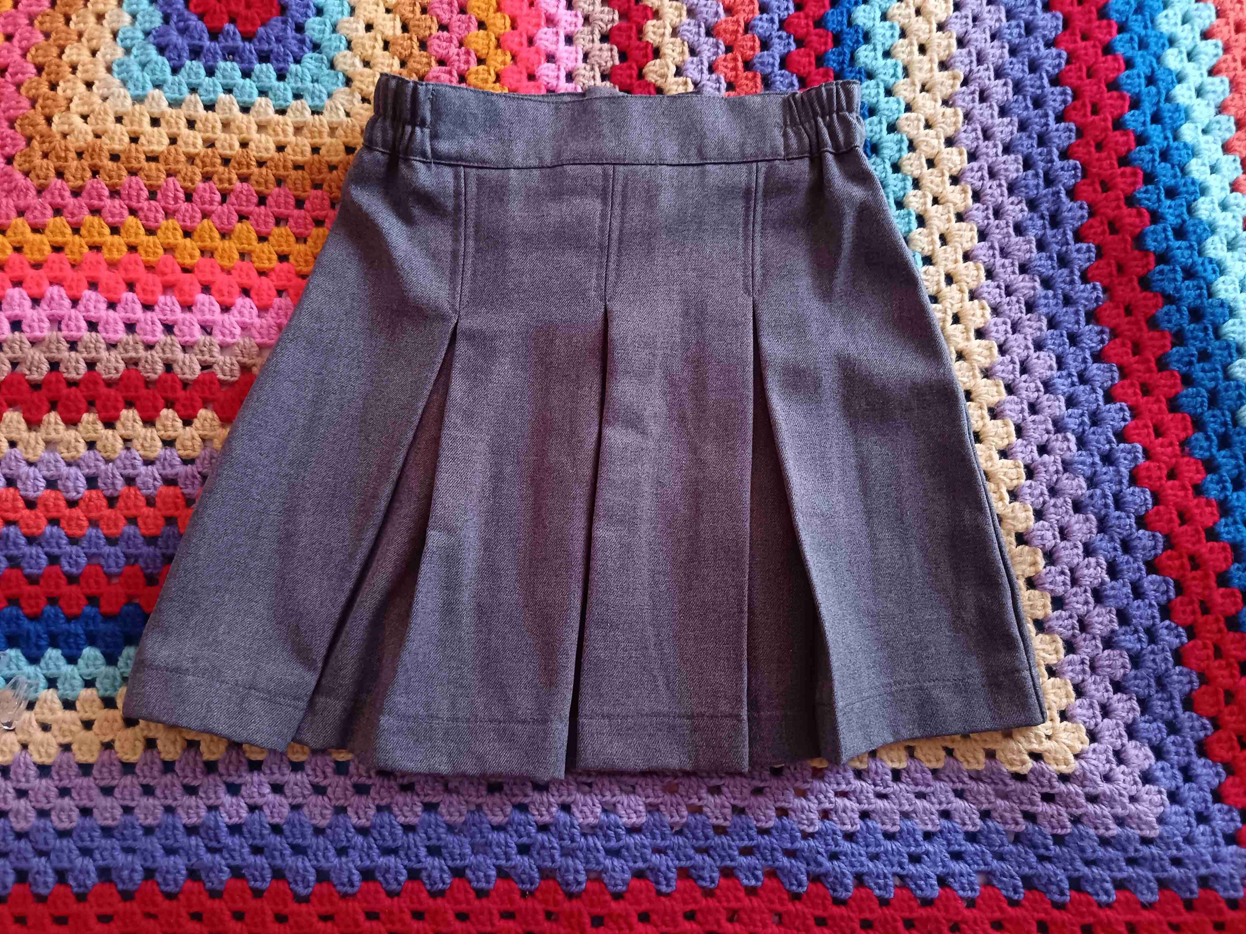 Falda gris plisada - miniatura 2