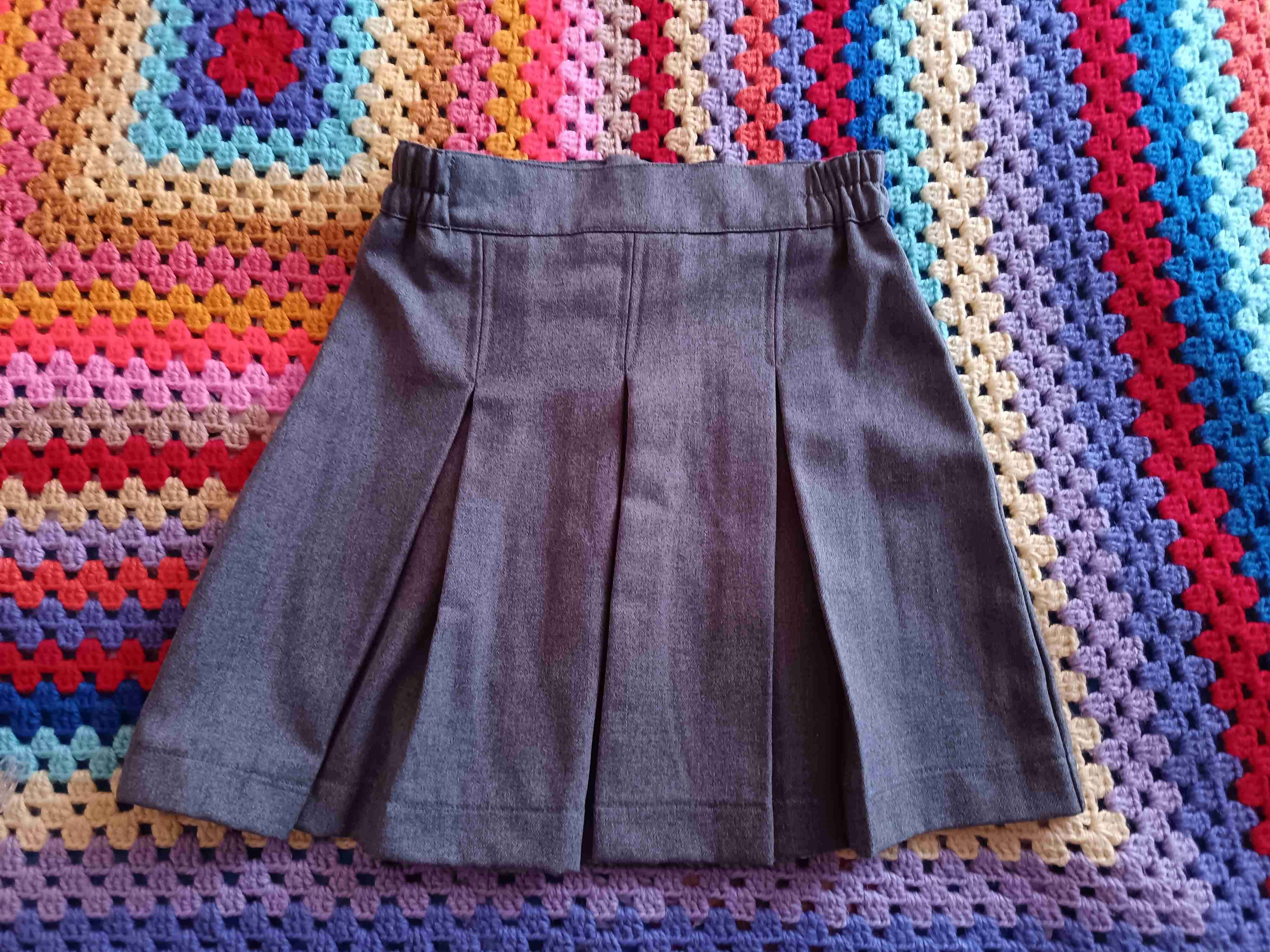 Falda gris plisada - miniatura 3