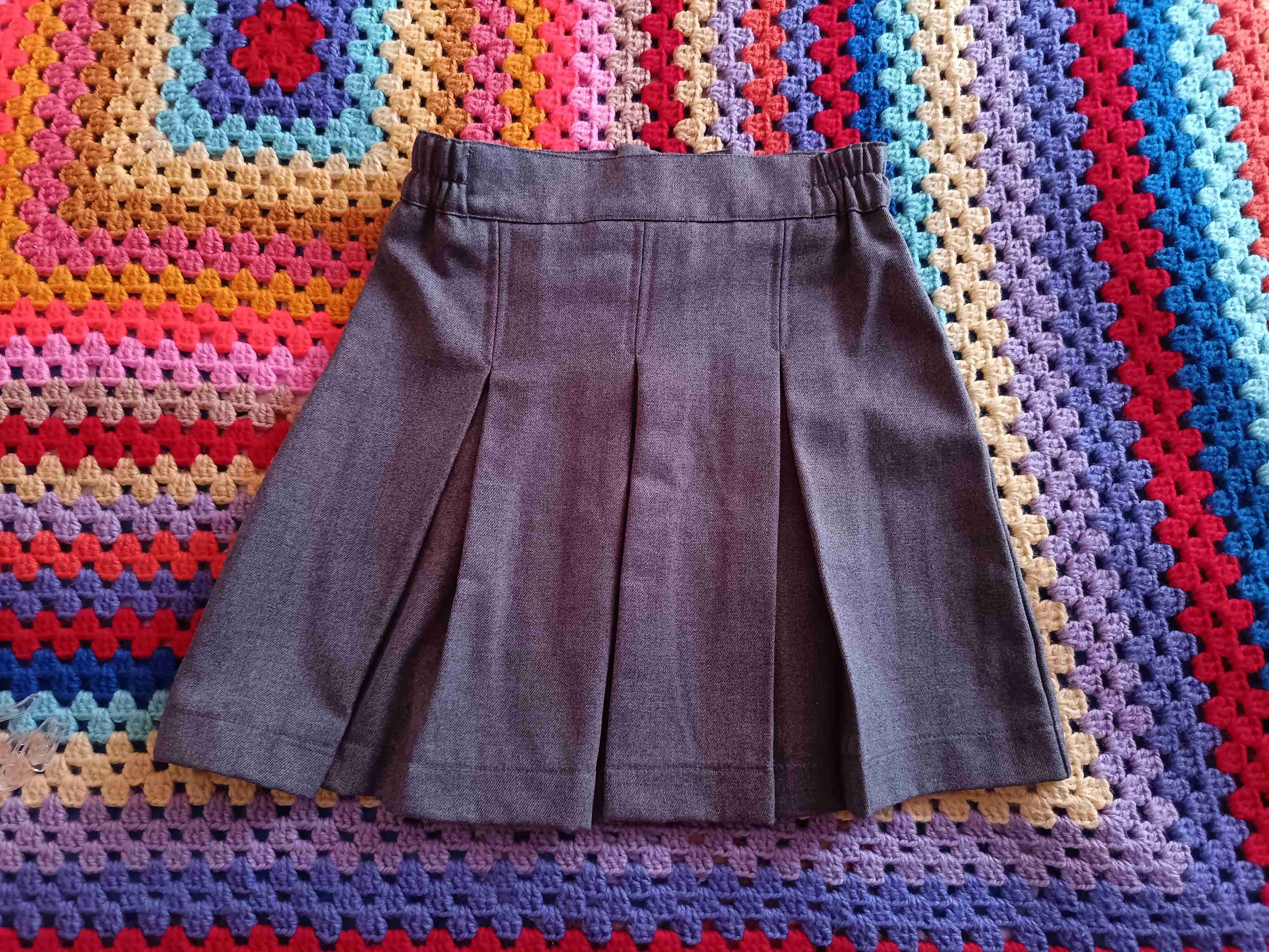 Falda gris plisada - miniatura 4