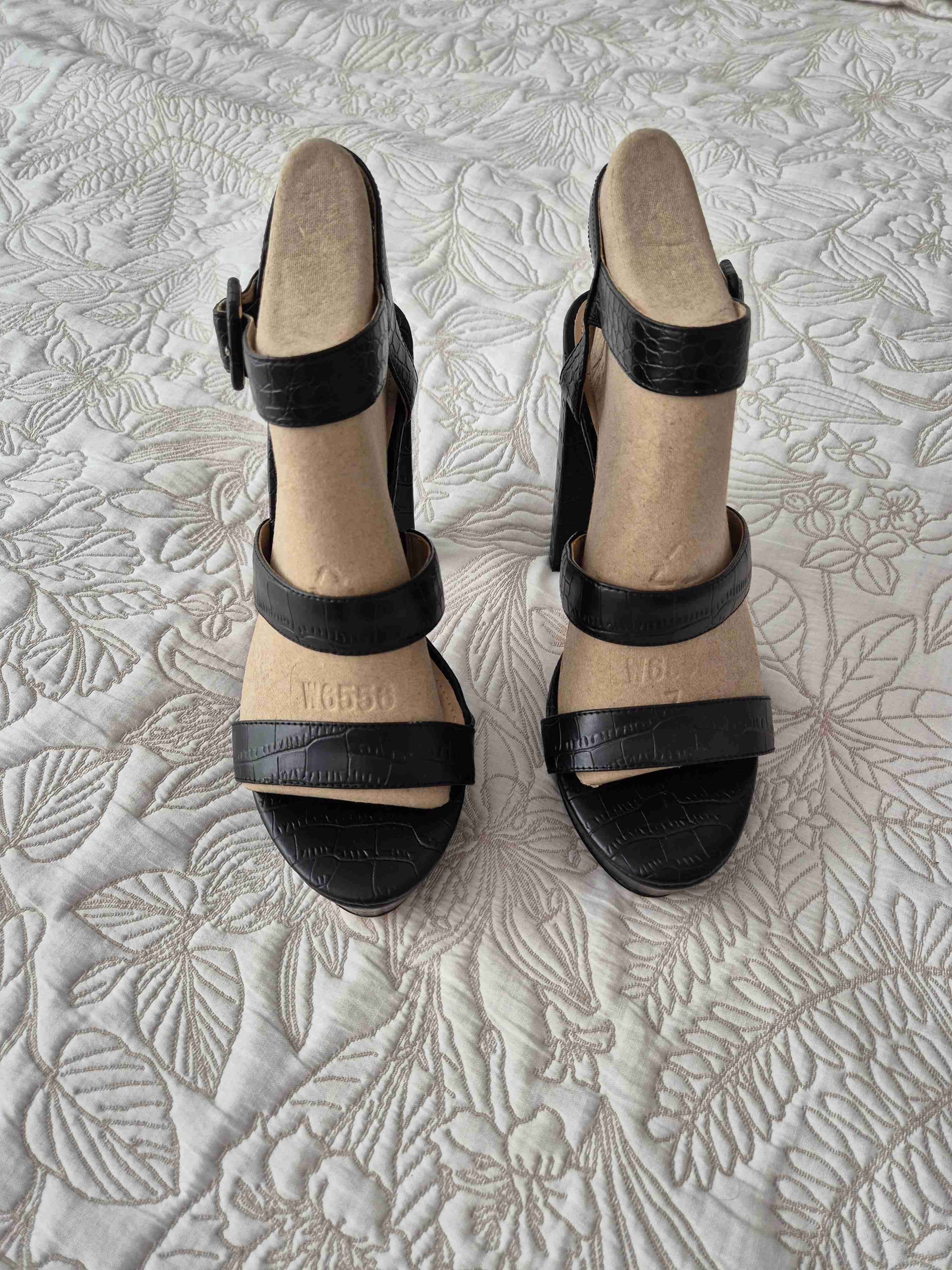 Sandalias negras de tacón alto Guess