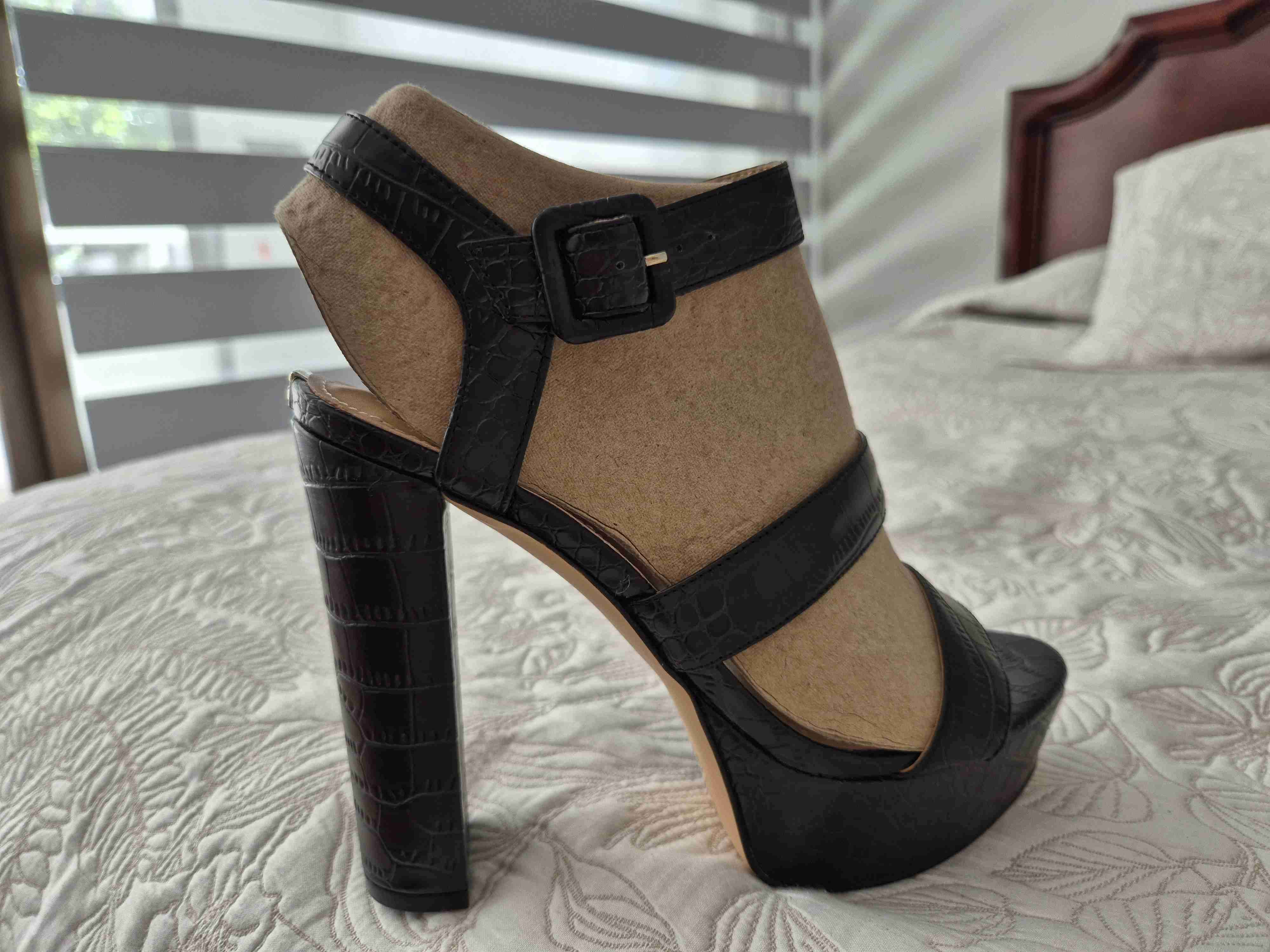 Sandalias negras de tacón alto Guess - miniatura 2