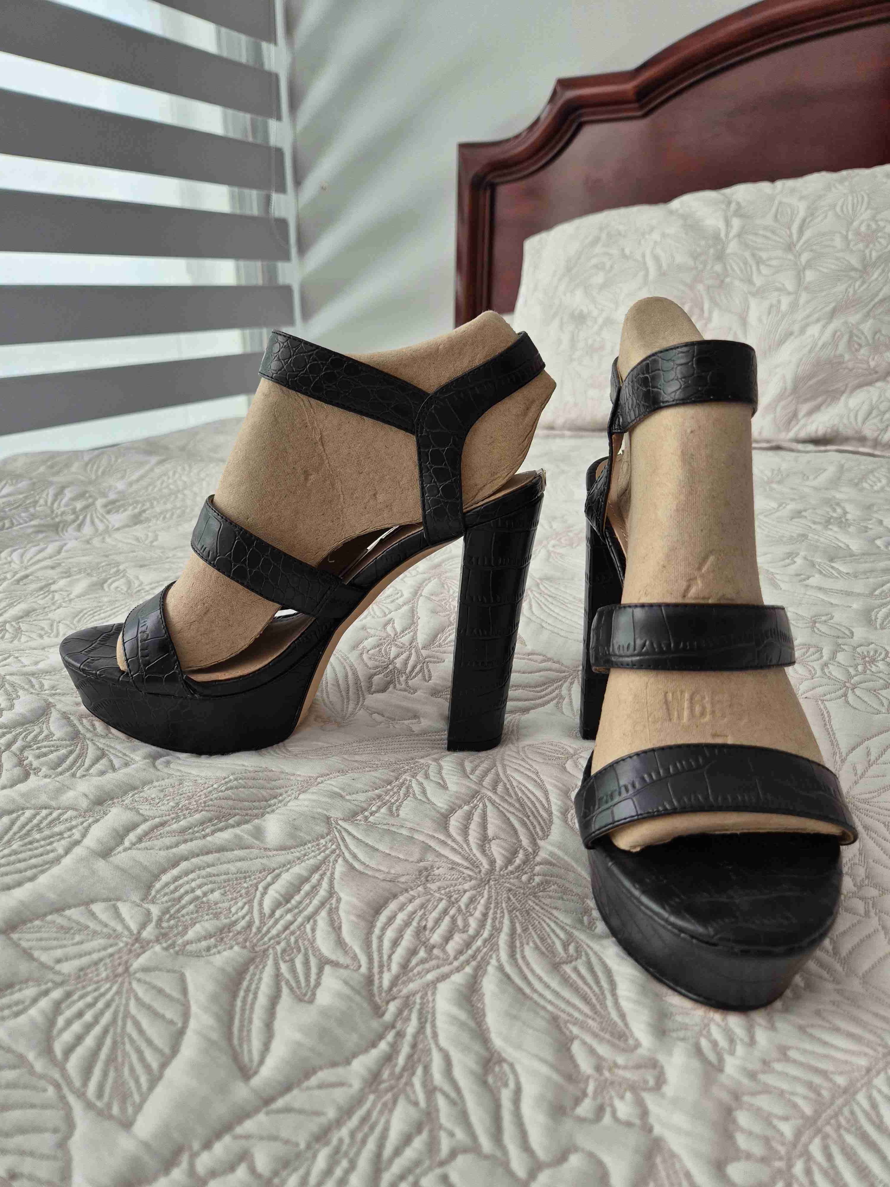 Sandalias negras de tacón alto Guess - miniatura 3