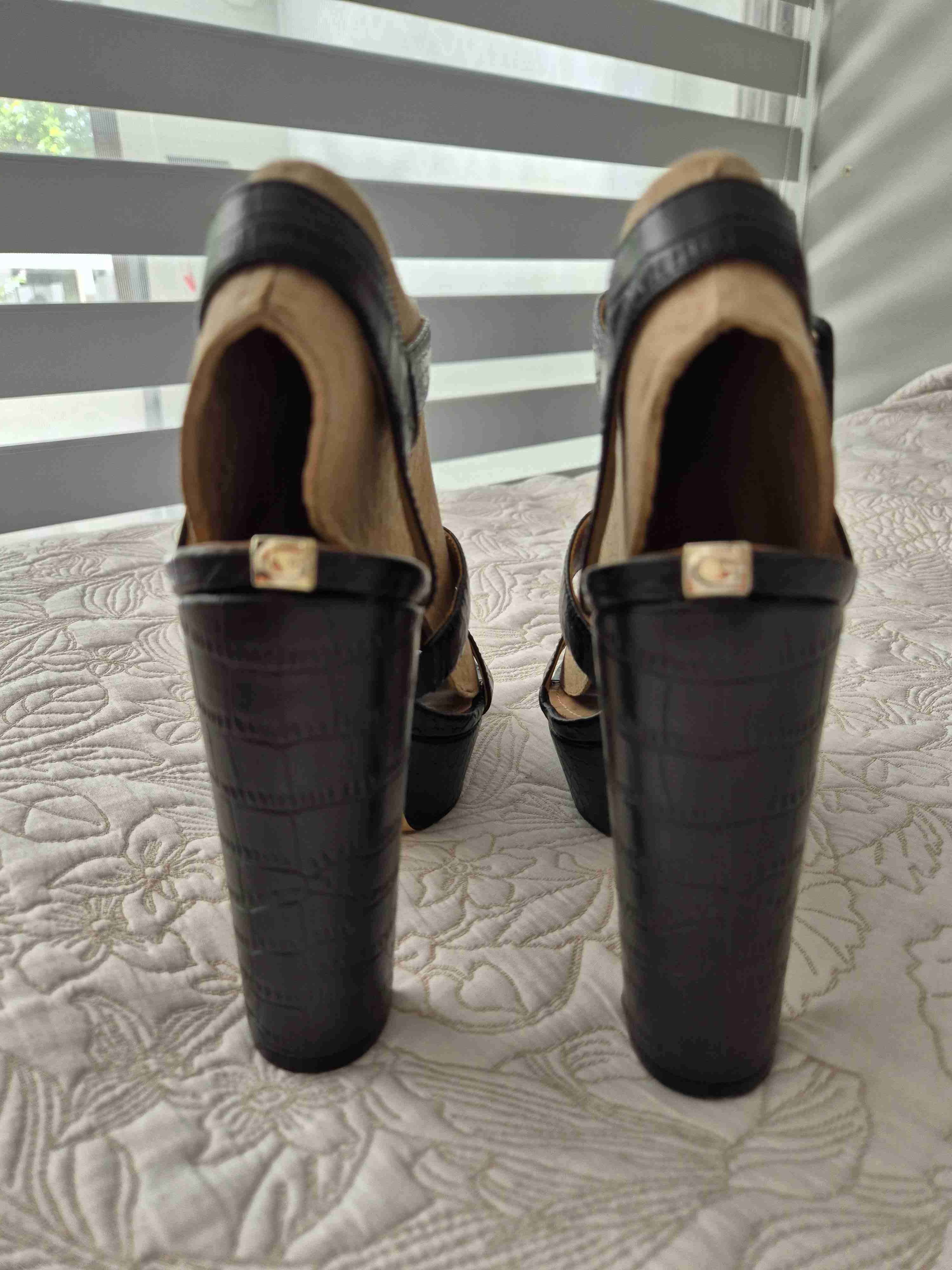 Sandalias negras de tacón alto Guess - miniatura 5