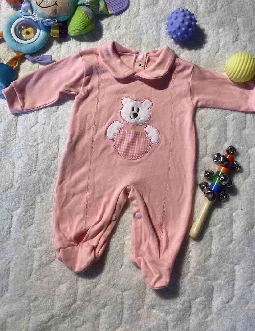 Enterito de bebé rosado con oso