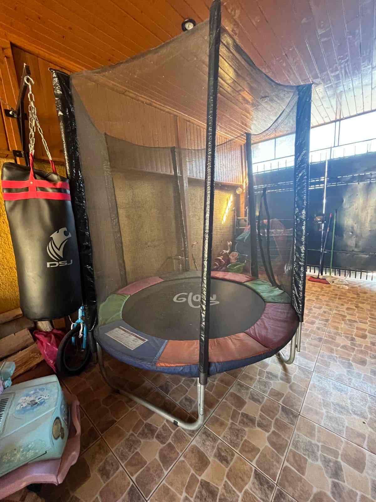 Cama elástica con red de seguridad