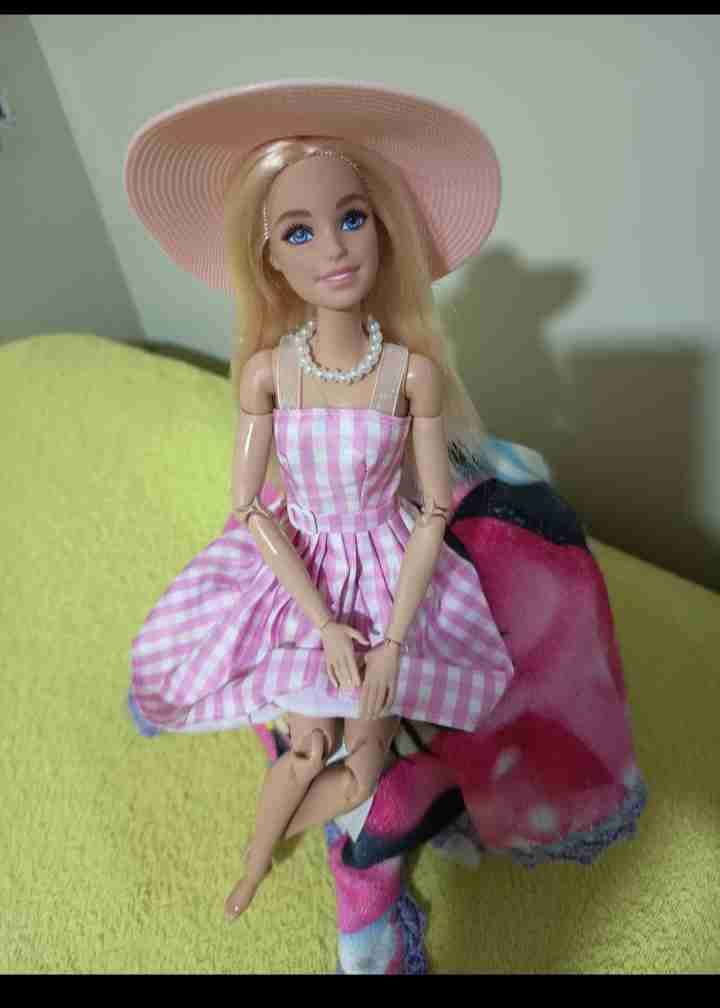 Muñeca articulada con vestido rosa