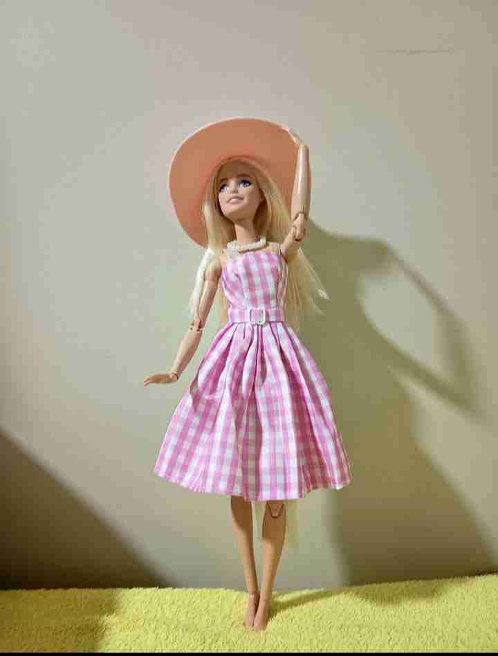 Muñeca con vestido a cuadros