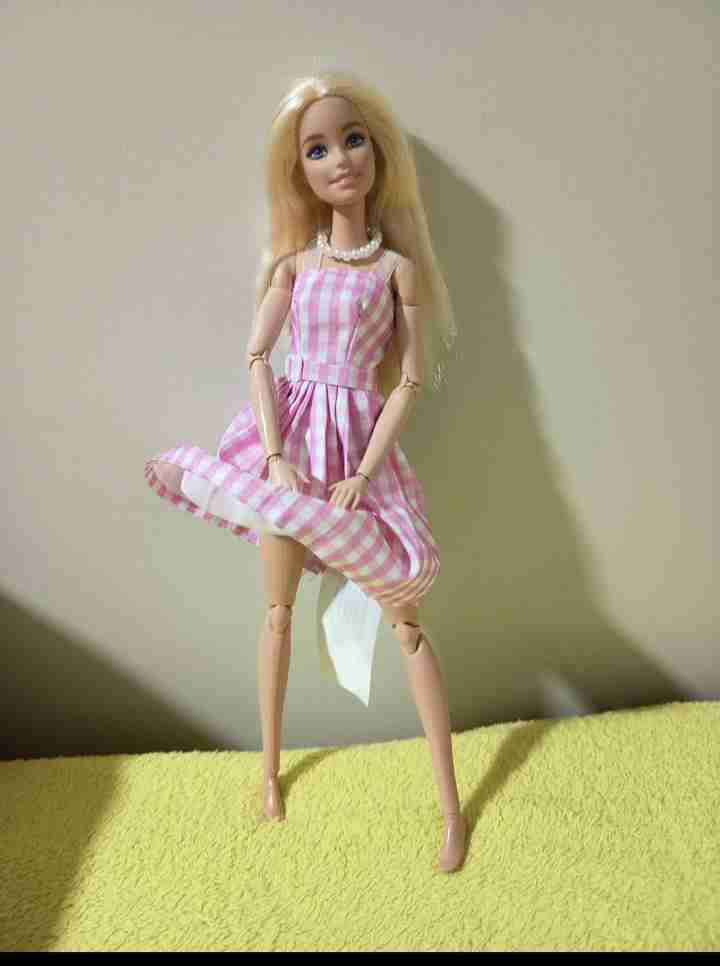 Muñeca con vestido a cuadros - miniatura 2