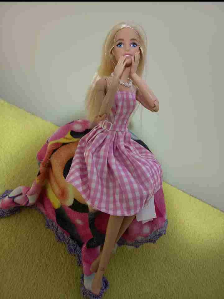 Muñeca con vestido a cuadros - miniatura 3