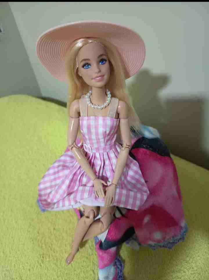 Muñeca con vestido a cuadros - miniatura 4