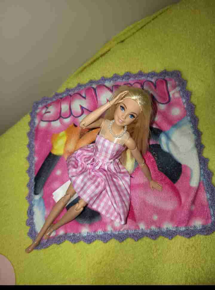 Muñeca con vestido a cuadros - miniatura 5