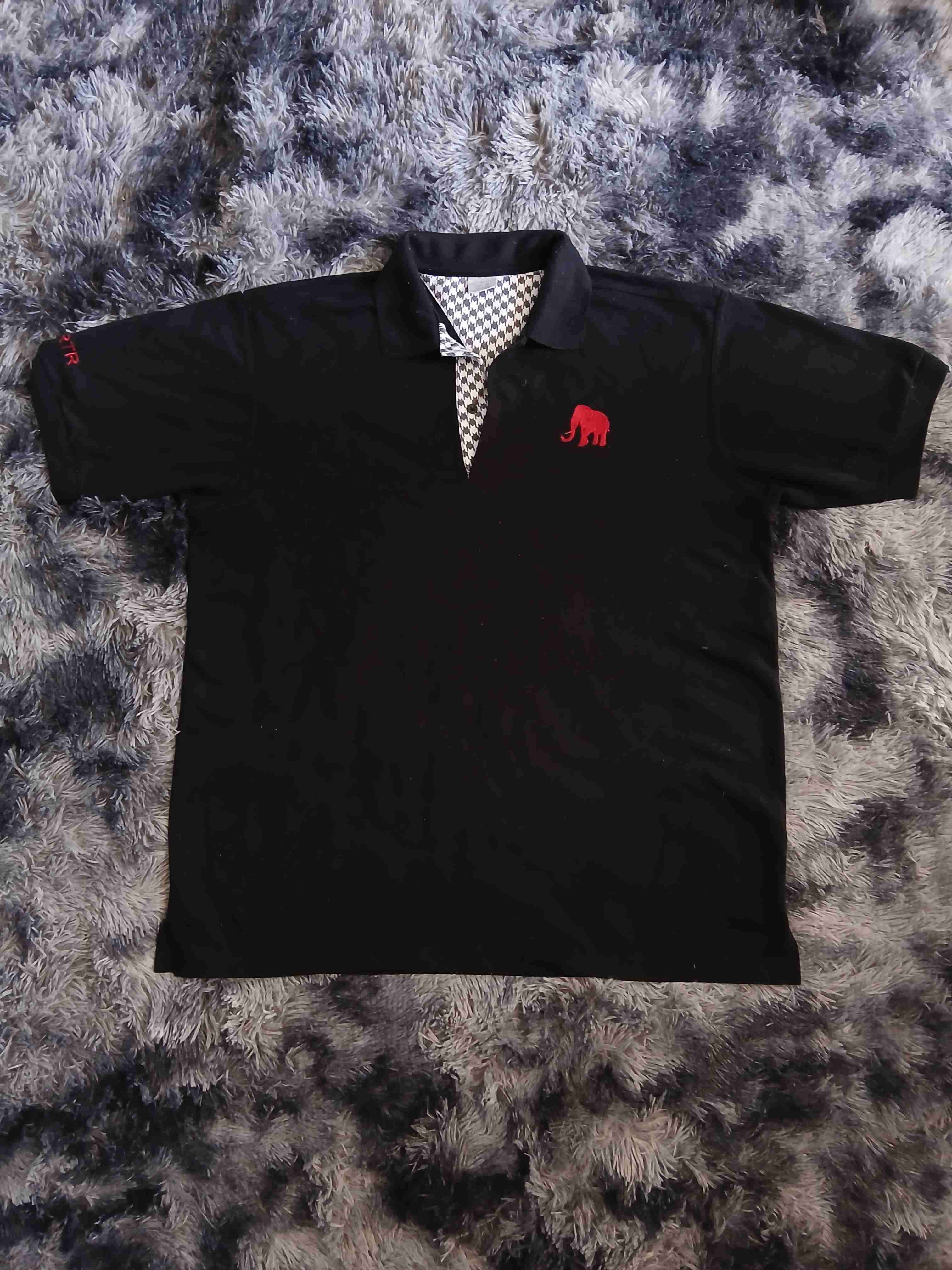 Polera negra polo con logo de elefante