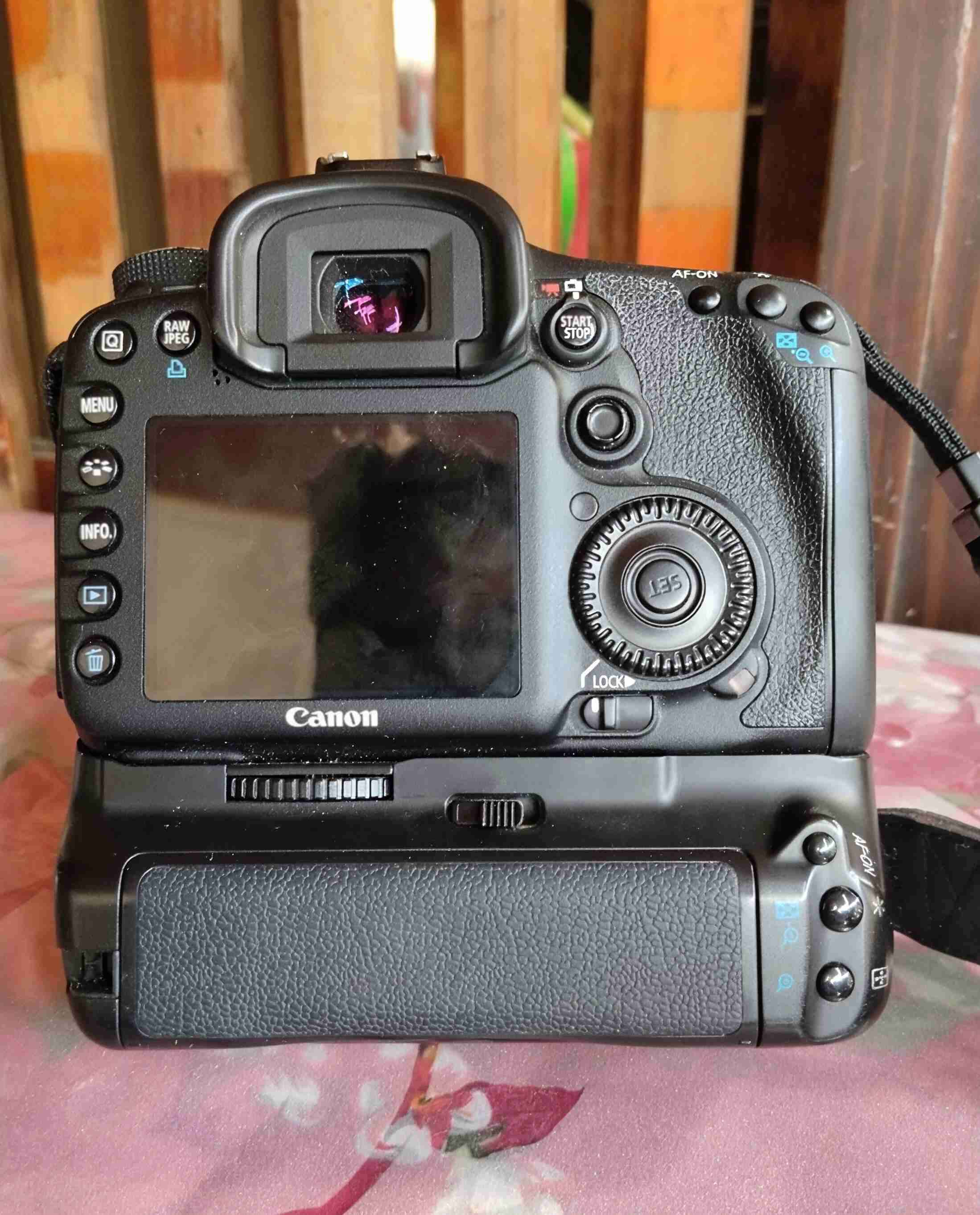 Cámara Canon EOS 7D con accesorios - miniatura 4