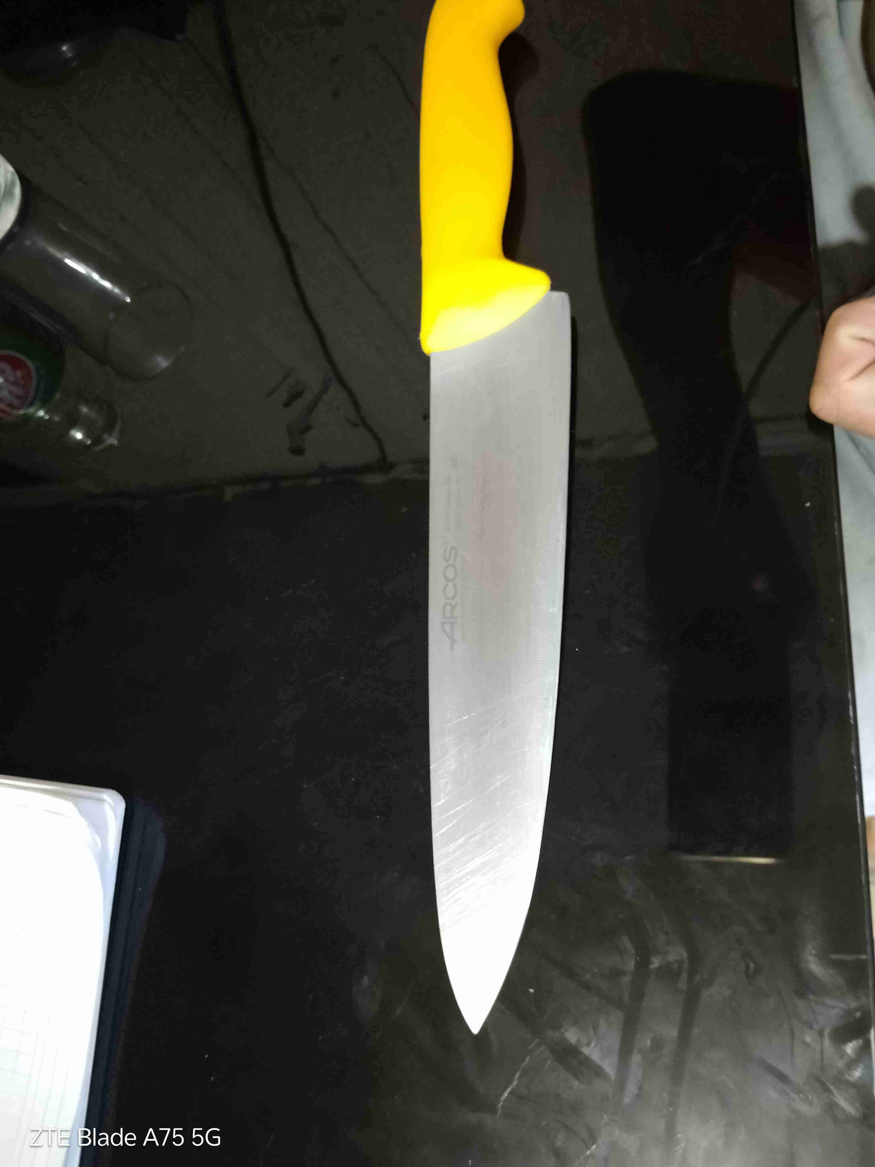 Cuchillo de cocina con mango amarillo