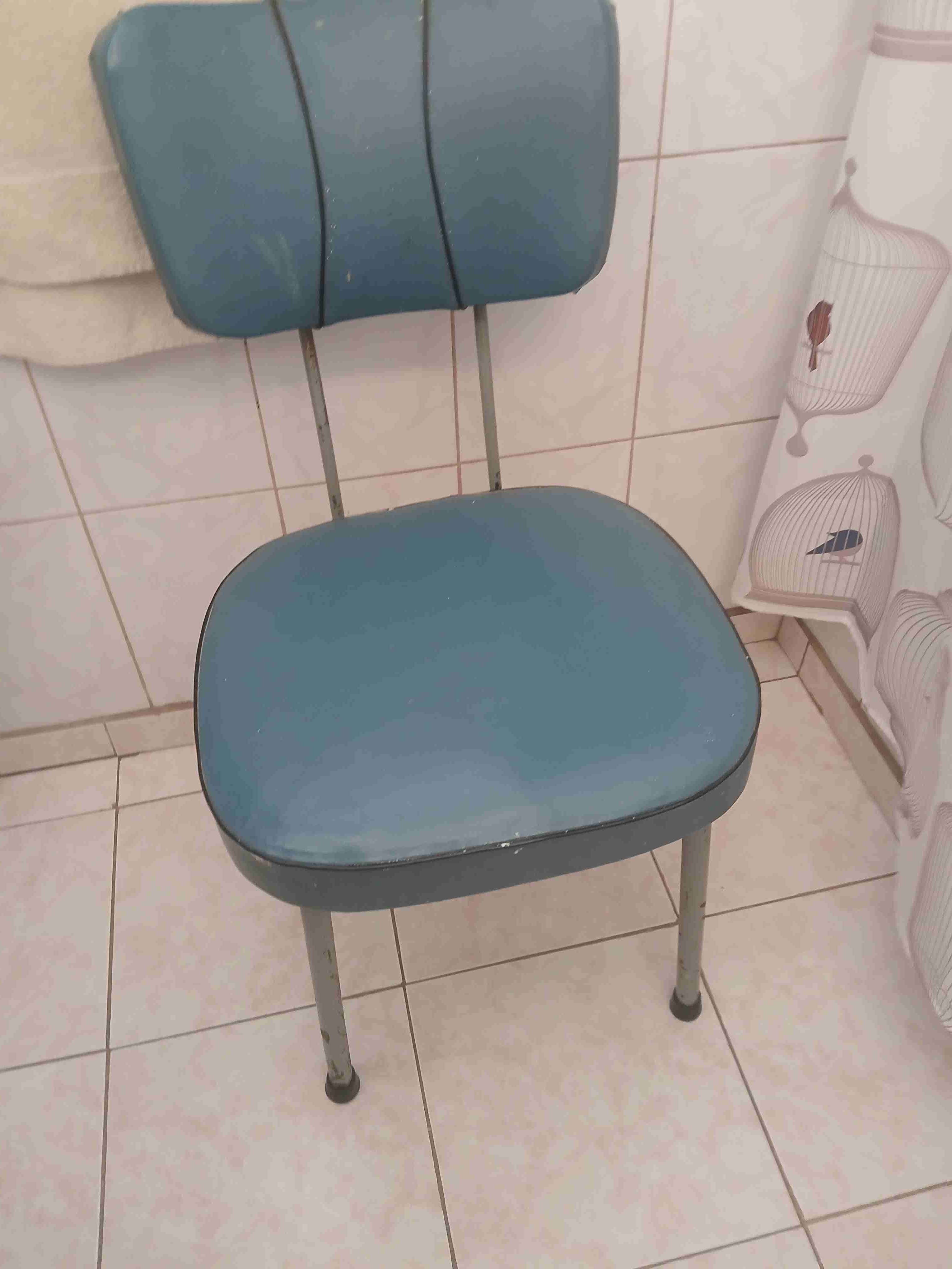 Silla vintage azul con apoyabrazos - miniatura 2