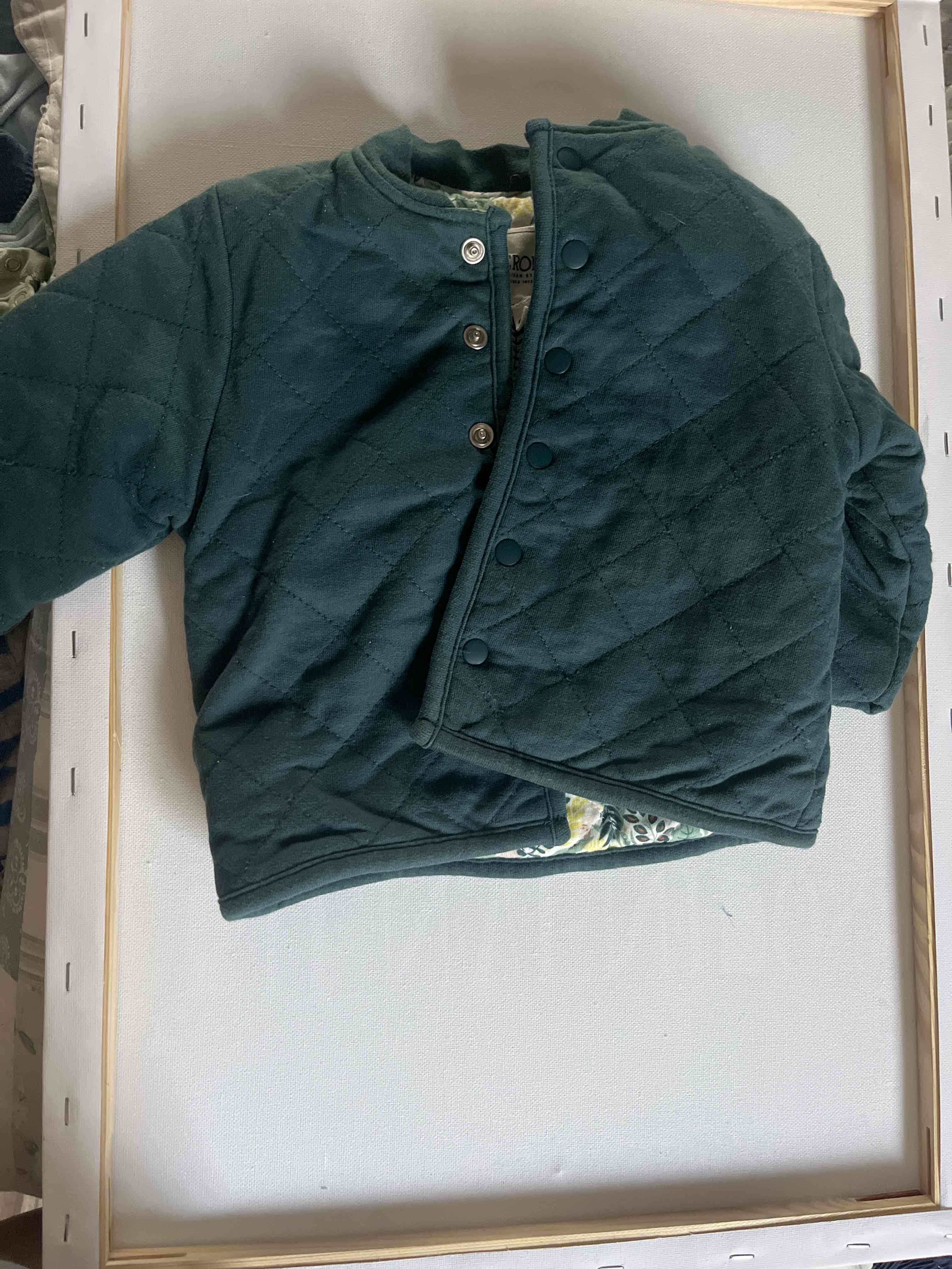 Chaqueta acolchada verde para bebé. 6 meses