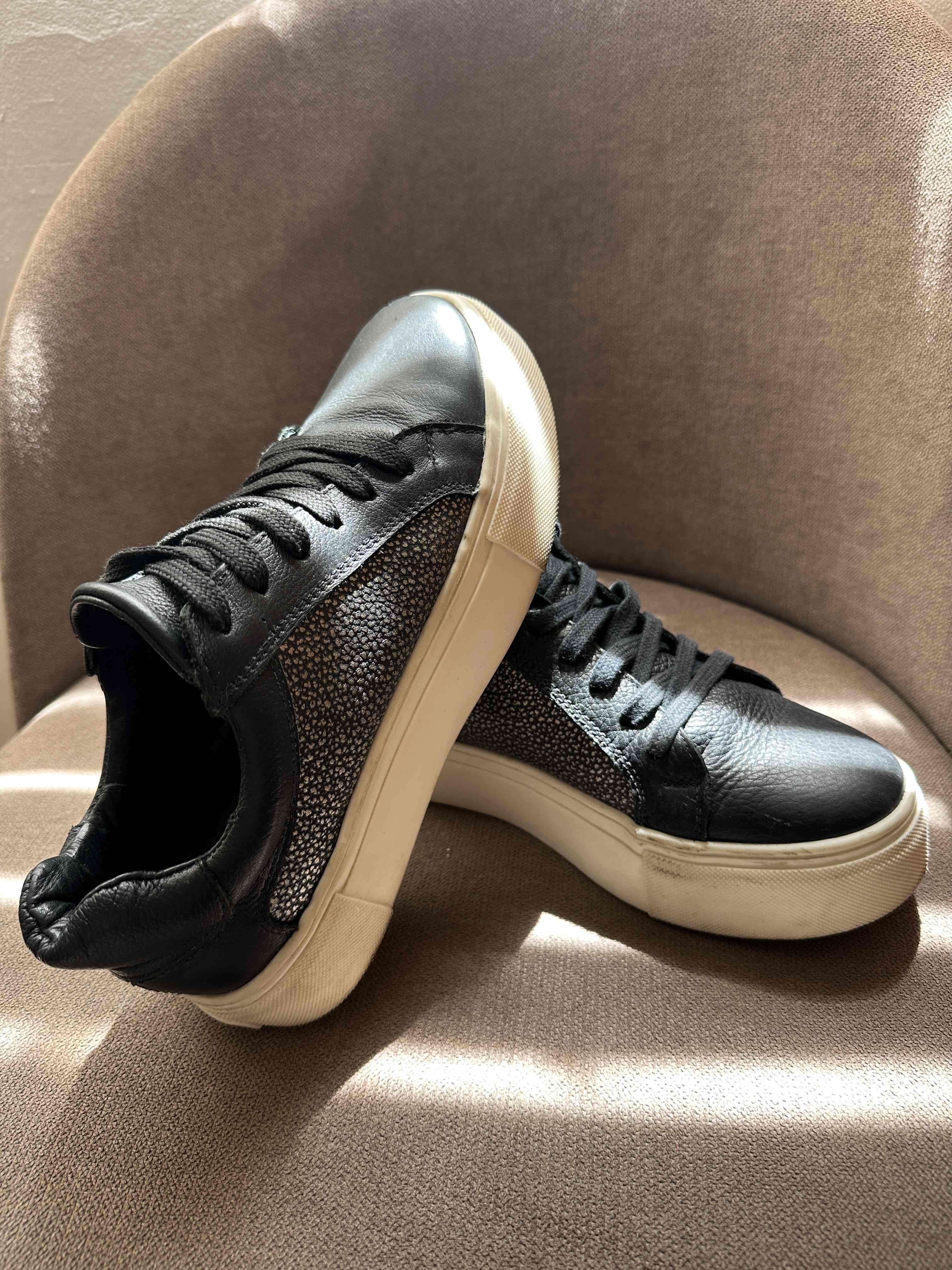 Zapatillas negras con detalles brillantes