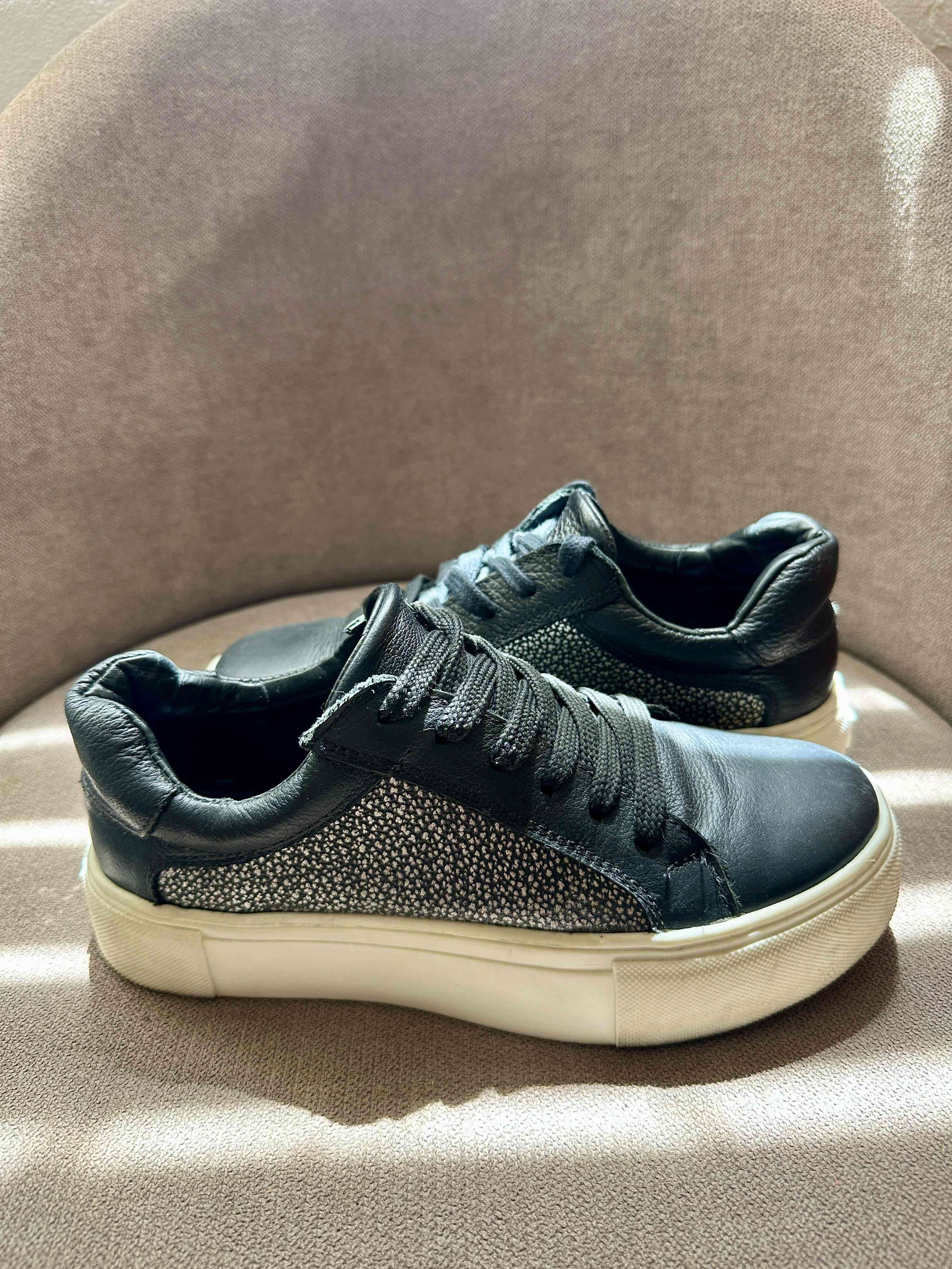 Zapatillas negras con detalles brillantes - miniatura 2