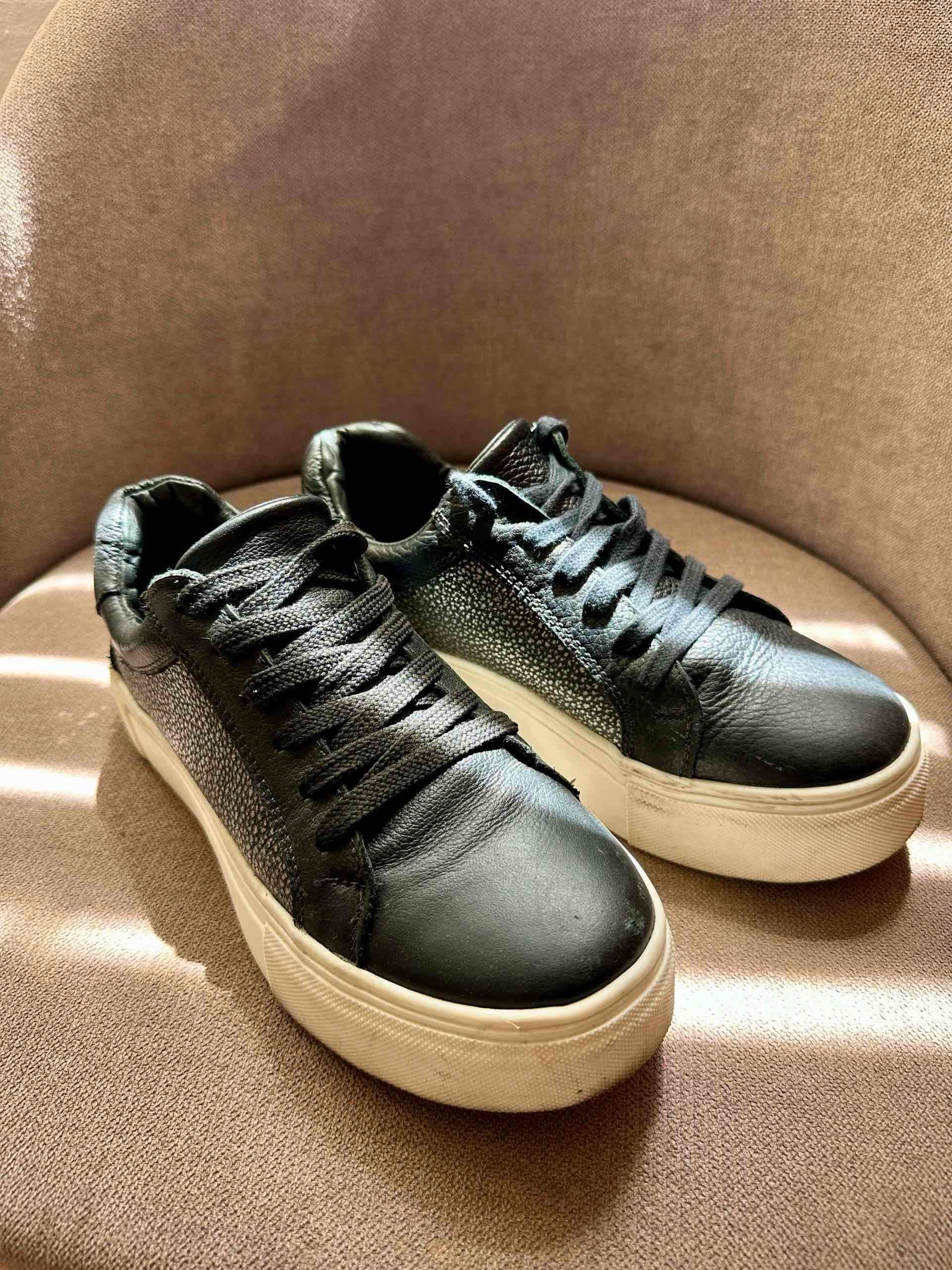 Zapatillas negras con detalles brillantes - miniatura 3