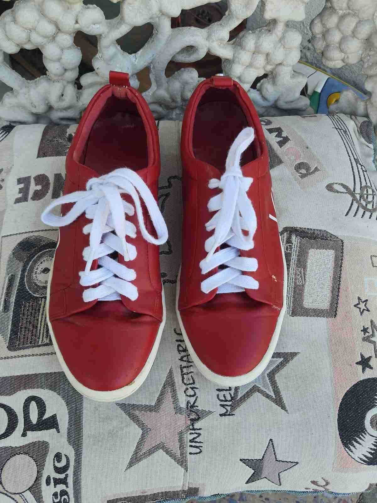 Zapatillas rojas de cuero