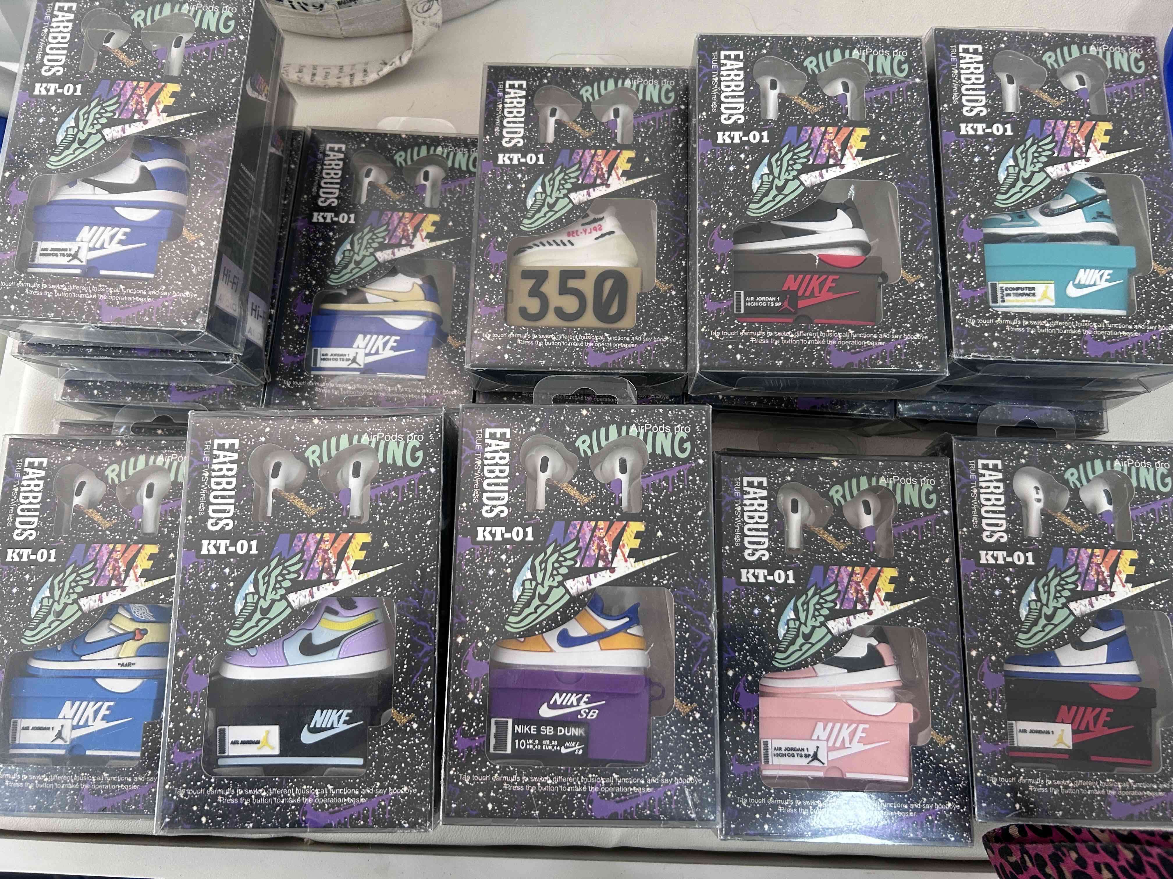 AirPods con funda Nike estilo zapatilla - miniatura 3