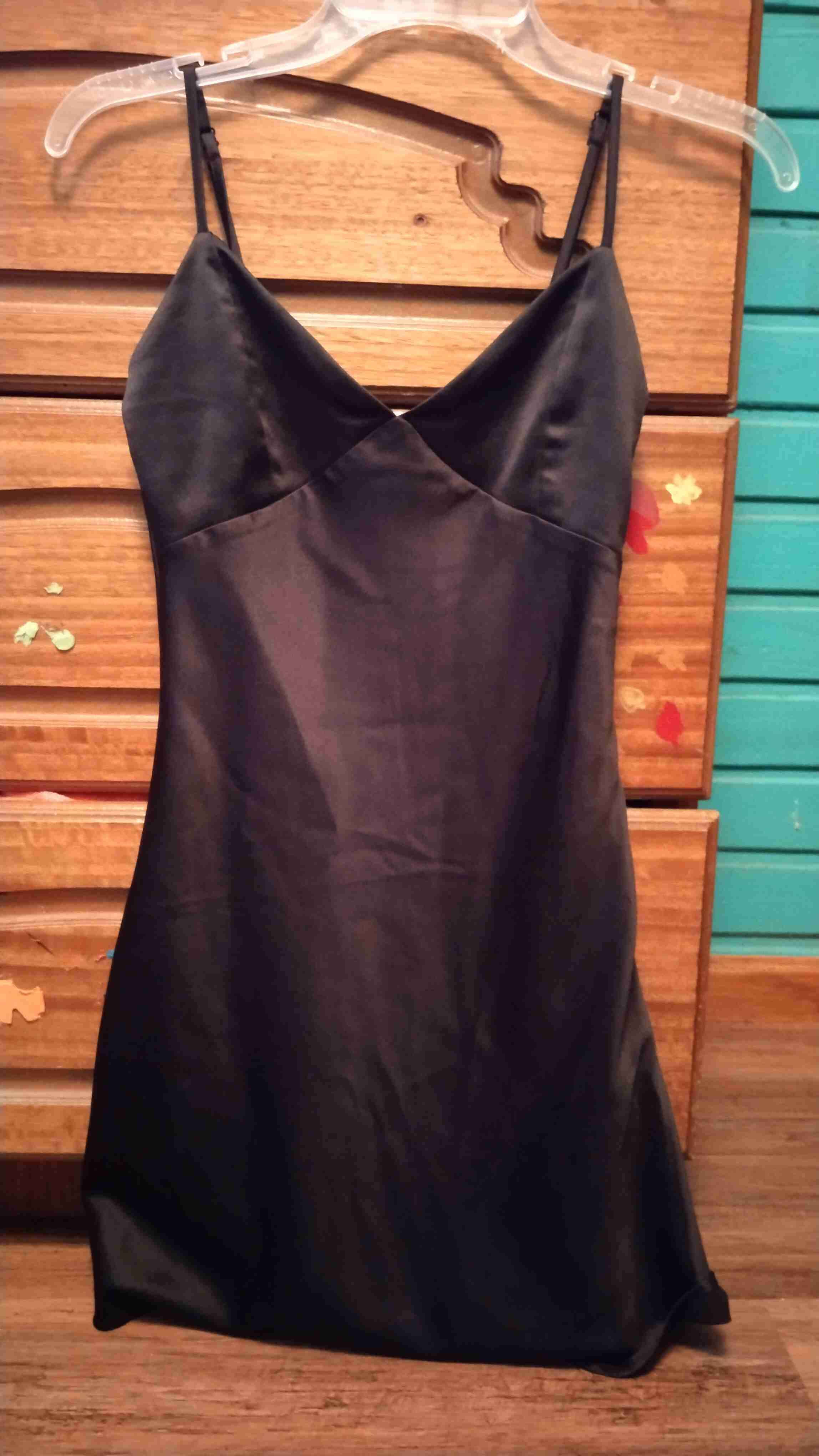 Vestido negro de seda elegante