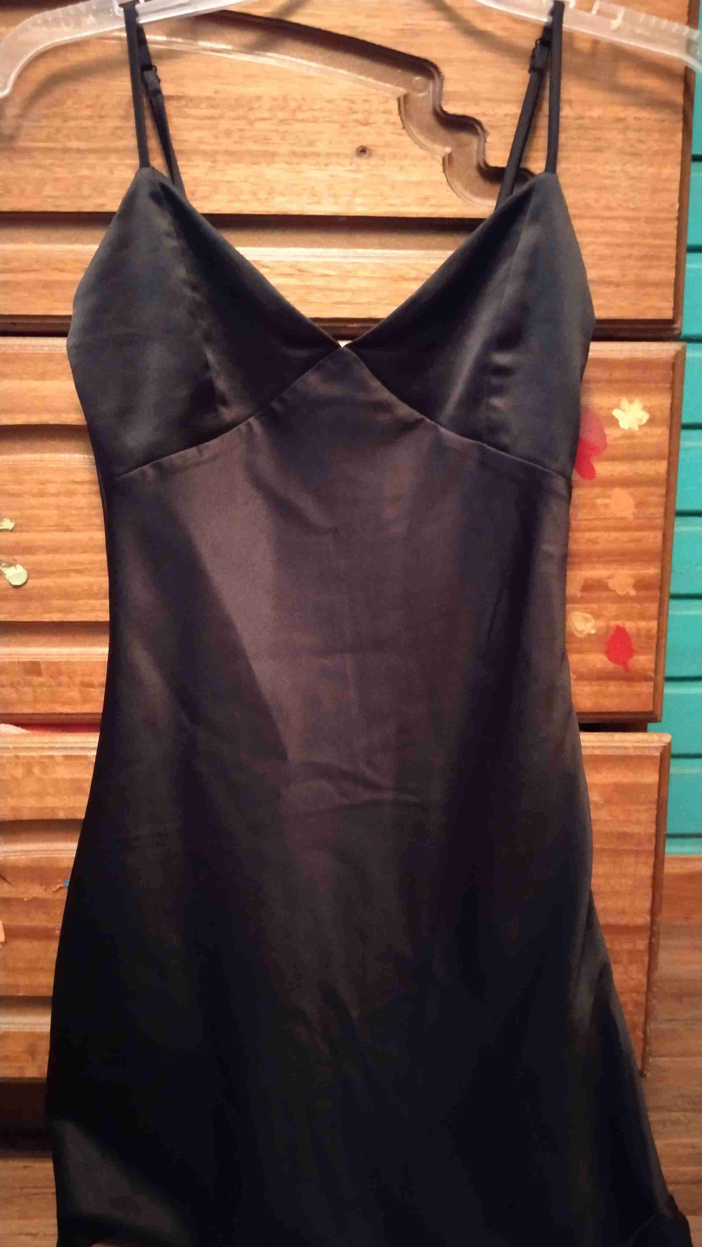 Vestido negro de seda elegante - miniatura 2